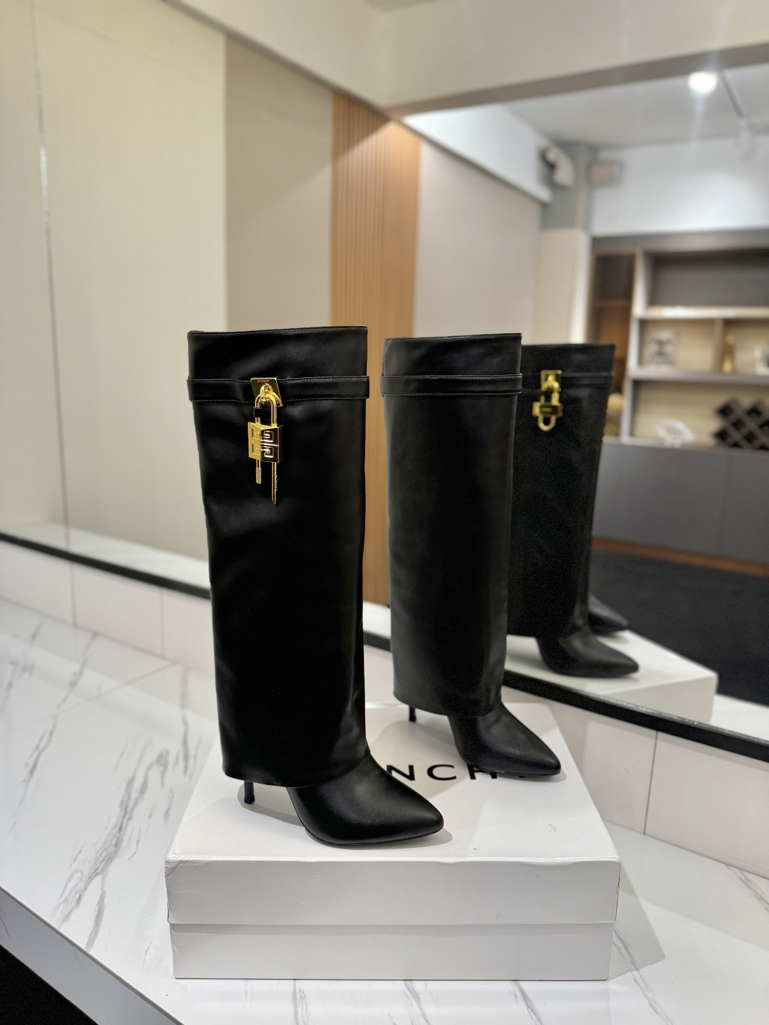 NO:533918,Genuine custom version of the counter GIVENCHY Shark Lock series Padlock Boots New, the highest version on the market Givenchy Lock buckle is popular in the entire fashion circle Original developed shoe shape is super positive, the highest restored shoe shape, very good wrapping, slim, high-end, super comfortable Imported cowhide upper, calfskin inner, custom-made version private model iconic logo lock buckle The lock buckle is matched with sterling silver, pure gold, gold and silver mix, order note placing an order Heel pair private model Heel height 10.5cm Outsole Imported leather outsole Size 35-40 [34.40/41:42/Customizable without return], boots, given, given, given, given, boots, cowhide, pure silver, Leather soles19860909专柜正品级定制版本 GIVENCHY纪梵希 Shark Lock 系列 挂锁 长靴 新款,市面最高版本 纪梵希 锁扣 风靡整个时尚圈 原版开发鞋型超级正 最高还原度鞋型 包裹性非常好 显瘦 显高级 超级舒适 鞋面進口牛皮 内里小牛皮 定制对版私模标志性Logo锁扣 锁扣搭配有纯银色,纯金色,金银混搭,下单备注即可 鞋跟对版私模 跟高10.5cm 大底 进口真皮大底 码数35-40【34.40/41:42/可定制不退换】,靴子,givenchy,givenchy,boots,cowhide,pure silver,Leather soles,Women's Shoes