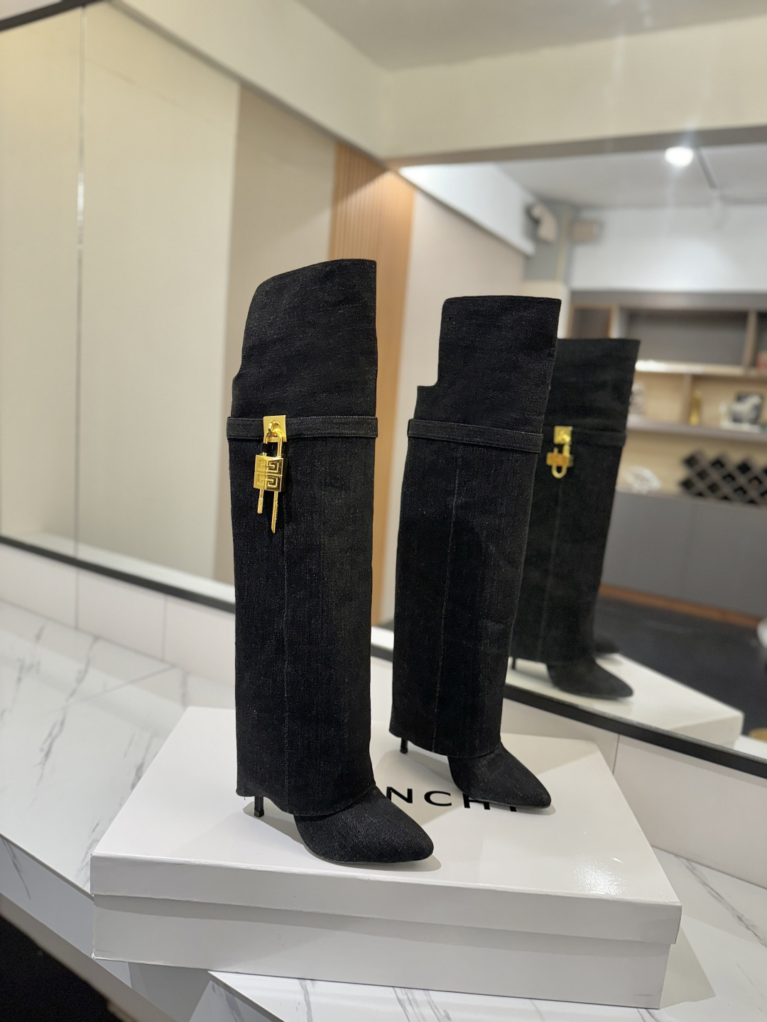 NO:533959,Genuine custom version of the counter GIVENCHY Shark Lock series Padlock New style over-knee boots, the highest version on the market Givenchy lock buckle popular in the entire fashion circle and become long legs in seconds Original developed shoe shape is super positive, the highest restored shoe shape, very good wrapping, slim, high-end, super comfortable, washable upper denim, calfskin inner custom version of the private model iconic logo lock buckle The lock buckle is matched with sterling silver, pure gold, gold and silver mix, order note placing an order Heel pair private model Heel height 10.5cm Outsole Imported leather outsole Size 35-40 [34.40/41:42/Customizable without return], boots, given, given, given, given, boots, cowhide, pure silver, Leather soles19860909专柜正品级定制版本 GIVENCHY纪梵希 Shark Lock 系列 挂锁 过膝长靴新款,市面最高版本 纪梵希 锁扣 风靡整个时尚圈秒变大长腿 原版开发鞋型超级正 最高还原度鞋型 包裹性非常好 显瘦 显高级 超级舒适 鞋面水洗牛仔 内里小牛皮 定制对版私模标志性Logo锁扣 锁扣搭配有纯银色,纯金色,金银混搭,下单备注即可 鞋跟对版私模 跟高10.5cm 大底 进口真皮大底 码数35-40【34.40/41:42/可定制不退换】,靴子,givenchy,givenchy,boots,cowhide,pure silver,Leather soles,Women's Shoes