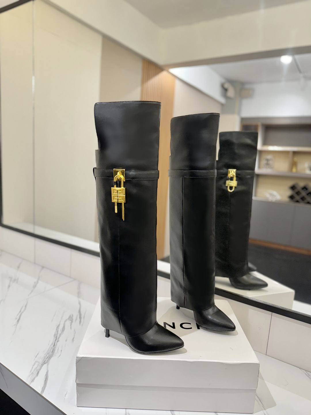 NO:533965,Genuine custom version of the counter GIVENCHY Shark Lock series Padlock New style over-knee boots, the highest version on the market Givenchy lock buckle popular in the entire fashion circle and become long legs in seconds Original developed shoe shape is super positive, the highest restored shoe shape, very good wrapping, slim, high-end, super comfortable imported cowhide upper calfskin inner custom version private model iconic logo lock buckle The lock buckle is matched with sterling silver, pure gold, gold and silver mix, order note placing an order Heel pair private model Heel height 10.5cm Outsole Imported leather outsole Size 35-40 [34.40/41:42/Customizable without return], boots, given, given, given, given, boots, cowhide, pure silver, Leather soles19860909专柜正品级定制版本 GIVENCHY纪梵希 Shark Lock 系列 挂锁 过膝长靴新款,市面最高版本 纪梵希 锁扣 风靡整个时尚圈秒变大长腿 原版开发鞋型超级正 最高还原度鞋型 包裹性非常好 显瘦 显高级 超级舒适 鞋面進口牛皮 内里小牛皮 定制对版私模标志性Logo锁扣 锁扣搭配有纯银色,纯金色,金银混搭,下单备注即可 鞋跟对版私模 跟高10.5cm 大底 进口真皮大底 码数35-40【34.40/41:42/可定制不退换】,靴子,givenchy,givenchy,boots,cowhide,pure silver,Leather soles,Women's Shoes