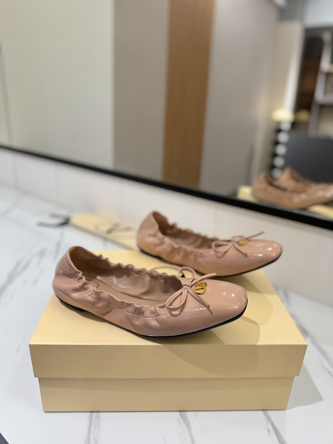 NO:545644,[Purchase-Agent Quality] VT25 new bow Vlogo single-shoe ballet shoes This pair of 'dance shoes' is really beautiful!  Every detail exudes a high-end comfortable and elegant look, a must-have for fairies!   The counter is of the same origin!  All materials are customized 1:1 according to the original version, developed from the genuine product, and the quality is absolutely safe. The classic style that must be purchased every year is a versatile artifact that looks very good whether it is paired with skirts or jeans!   Upper wrinkle paint, private open mold and sole, size 36-39 (40.41.42 custom made, no return or exchange), ballet shoes, skirts, jeans19860909【代购级品质】VT25新款蝴蝶结Vlogo单鞋芭蕾舞鞋 这双「跳舞鞋」真的美到窒息！每一个细节都散发着高级上脚舒适又显气质,妥妥的仙女必备！  专柜同源！所有材质均按原版1:1定制,从正品开发打版,品质绝对放心～每年必入的经典款,百搭神器无论配裙子还是牛仔裤都超显品味！  鞋面皱漆 大底私家开模大底 码数36-39（40.41.42订做不退换）,芭蕾舞鞋,skirts,jeans,Women's Shoes