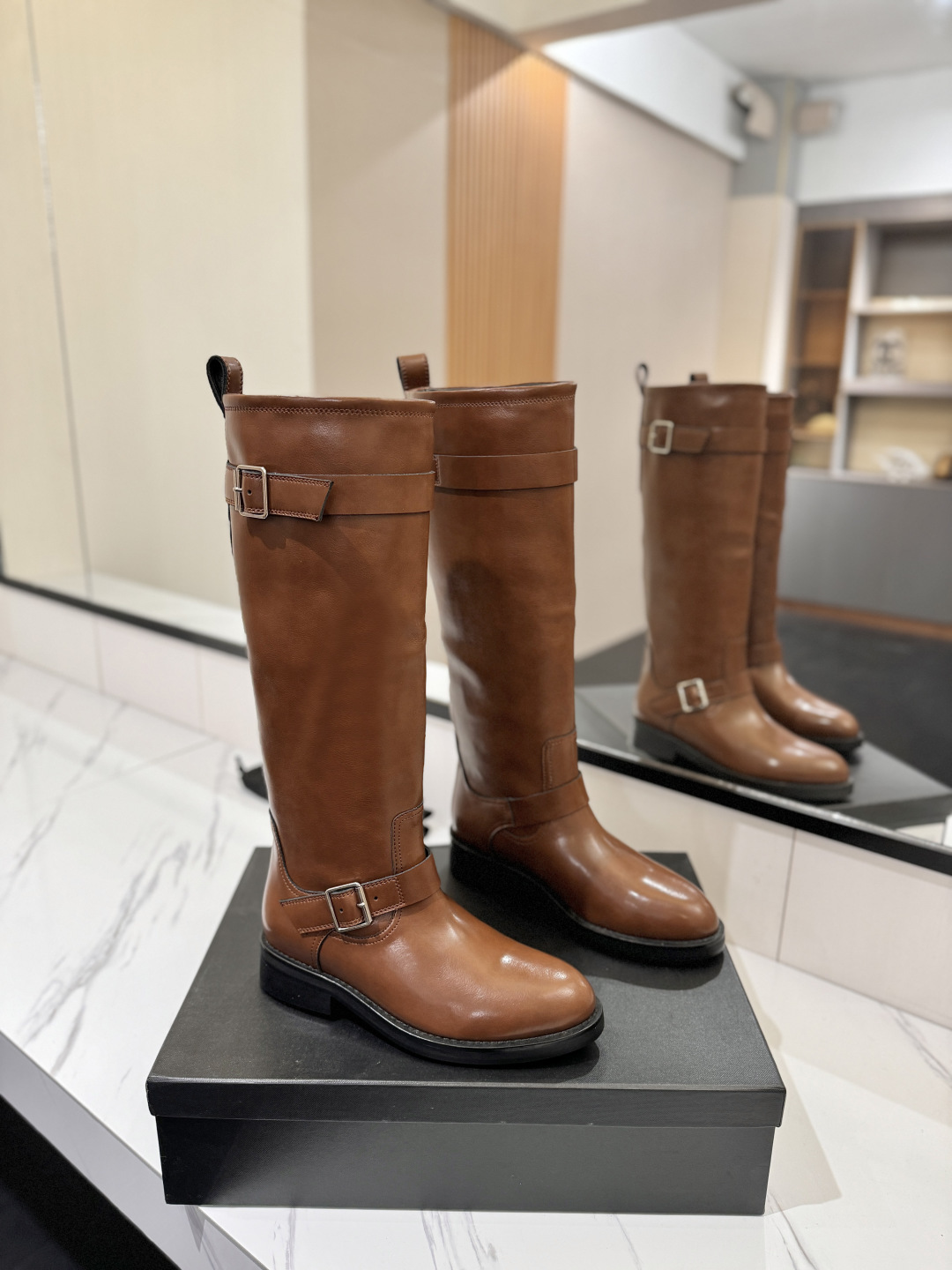 NO:562975,'Saint Laurent Yves Saint Laurent' YSL high-heeled boots. The latest autumn and winter boots of the year in the counter. They are very good at modifying the shape of the feet. When paired with high heels, the legs will become longer in seconds. 16-inch imported cowhide upper, imported sheepskin lining/foot pads, Italian cowhide outsole, 3cm heel height, size 35-40 (40, 41, custom-made, non-refundable). Color: black, gray, boots, saint laurent, saint  laurent, saint laurent, boots, cowhide, sheepskin19860909「Saint Laurent 圣罗兰」YSL高跟长筒靴.专柜年度最新秋冬款长靴,上脚很好的修饰脚型,搭配高跟秒变大长腿. 鞋面16寸进口牛皮 内里/垫脚进口羊皮 大底意大利牛皮大底 跟高3cm size35-40（40,41 订做不退换） 颜色: 黑色,灰色,靴子,saint laurent,saint laurent,saint laurent,boots,cowhide,sheepskin,Women's Shoes