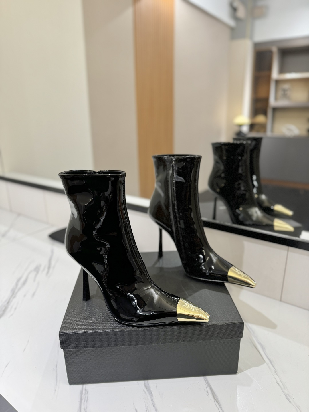 NO:594341,YSL Yves Saint Laurent metal toe pointed zipper high-heeled short boots, catwalk style short boots. Match with various small skirts. Fabric patent leather/Yangjing outsole genuine leather outsole. Size 35-39 (40 41 42 customized) Heel height 11cm, boots, saint laurent, saint laurent, boots, skirts, sheep, Leather soles19860909YSL 圣罗兰 金属鞋头尖头拉链高跟短靴 走秀款短靴.各种小裙子搭配起来 面料漆皮/羊京 大底真皮大底 码数35-39（40 41 42定制） 跟高11cm,靴子,saint laurent,saint laurent,boots,skirts,sheep,Leather soles,Women's Shoes