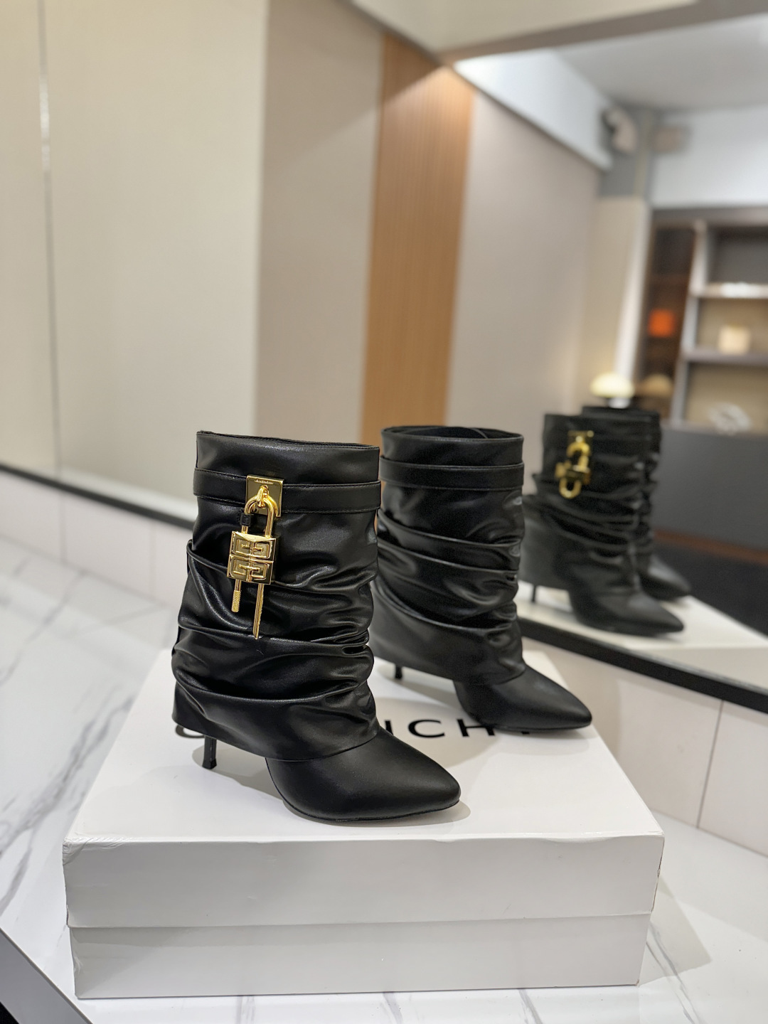 NO:578467,Authentic counter version of the customized version GIVENCHY Shark Lock series Padlock New style of wrinkled short boots, the highest version on the market Givenchy lock is popular in the entire fashion circle and makes your legs longer in seconds. The original developed shoe shape is super positive, the highest restored shoe shape, very good wrapping, slimming, high-end, super comfortable, imported cowhide on the upper, calfskin lining, custom-matched private model iconic logo lock The lock buckle is available in pure silver, pure gold, gold and silver mixed, just make a note when placing an order. Private model for heel matching. Heel height 10.5cm. Outsole. Imported genuine leather outsole. Size 35-40 [34.40/41:42/Can be customized and non-returnable]. Boots, givenchy, givennchy, boots, cowhide, pure silver, Leather soles19860909专柜正品级定制版本 GIVENCHY纪梵希 Shark Lock 系列 挂锁 短靴打皱新款,市面最高版本 纪梵希 锁扣 风靡整个时尚圈秒变大长腿 原版开发鞋型超级正 最高还原度鞋型 包裹性非常好 显瘦 显高级 超级舒适 鞋面進口牛皮 内里小牛皮 定制对版私模标志性Logo锁扣 锁扣搭配有纯银色,纯金色,金银混搭,下单备注即可 鞋跟对版私模 跟高10.5cm 大底 进口真皮大底 码数35-40【34.40/41:42/可定制不退换】,靴子,givenchy,givenchy,boots,cowhide,pure silver,Leather soles,Women's Shoes