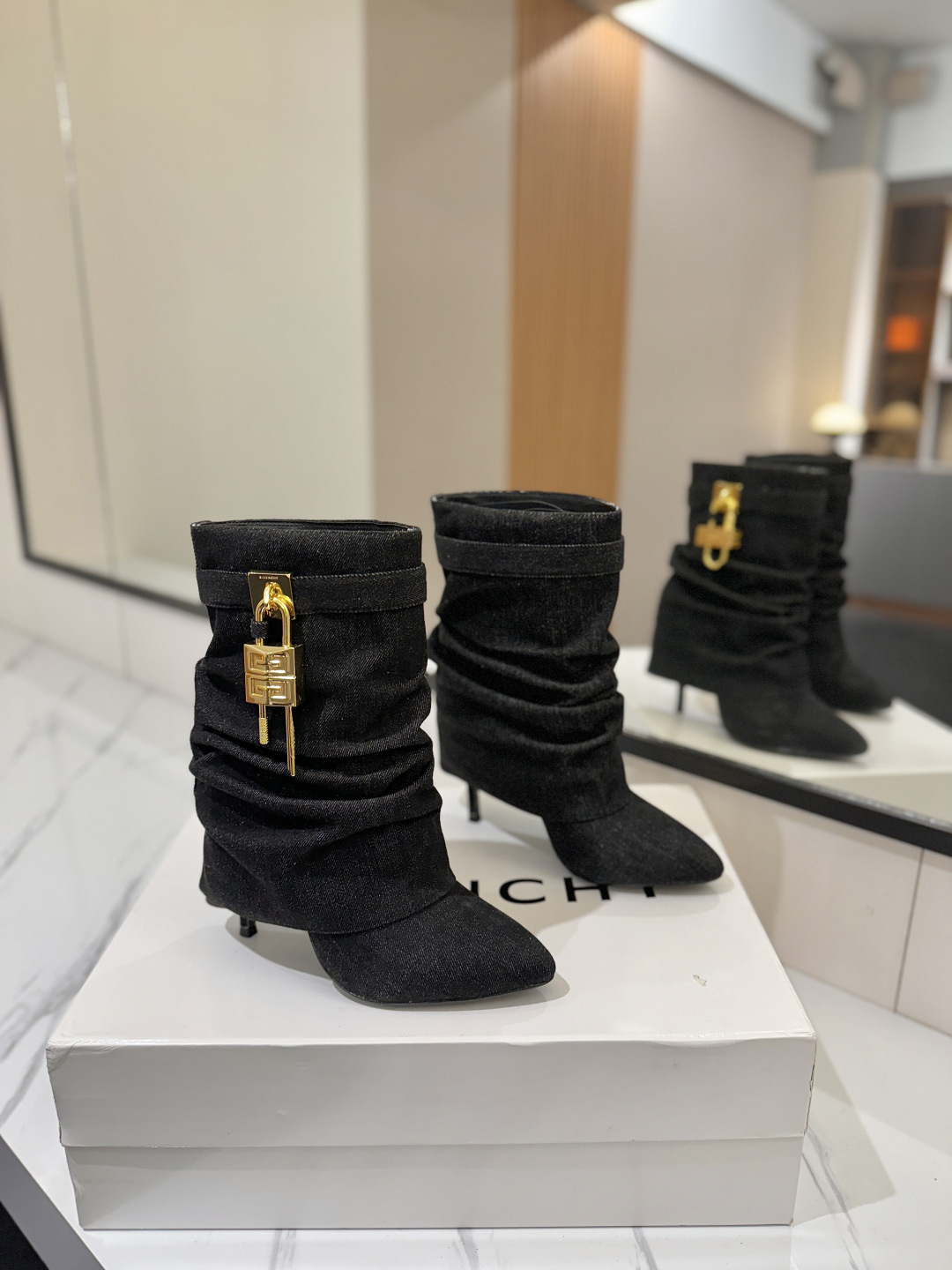 NO:578472,Authentic customized version at the counter GIVENCHY Shark Lock series Padlock New style of wrinkled short boots, the highest version on the market Givenchy lock is popular in the entire fashion circle and makes your legs longer in seconds. The original developed shoe shape is super positive, the highest degree of restoration of the shoe shape, very good wrapping, slimming, high-end, super comfortable, washed denim upper, calfskin lining, custom-matched private model iconic logo lock  The lock buckle is available in pure silver, pure gold, gold and silver mixed, just make a note when placing an order. Private model for heel matching. Heel height 10.5cm. Outsole. Imported genuine leather outsole. Size 35-40 [34.40/41:42/Can be customized and non-returnable]. Boots, givenchy, givennchy, boots, cowhide, pure silver, Leather soles19860909专柜正品级定制版本 GIVENCHY纪梵希 Shark Lock 系列 挂锁 短靴打皱新款,市面最高版本 纪梵希 锁扣 风靡整个时尚圈秒变大长腿 原版开发鞋型超级正 最高还原度鞋型 包裹性非常好 显瘦 显高级 超级舒适 鞋面水洗牛仔 内里小牛皮 定制对版私模标志性Logo锁扣 锁扣搭配有纯银色,纯金色,金银混搭,下单备注即可 鞋跟对版私模 跟高10.5cm 大底 进口真皮大底 码数35-40【34.40/41:42/可定制不退换】,靴子,givenchy,givenchy,boots,cowhide,pure silver,Leather soles,Women's Shoes