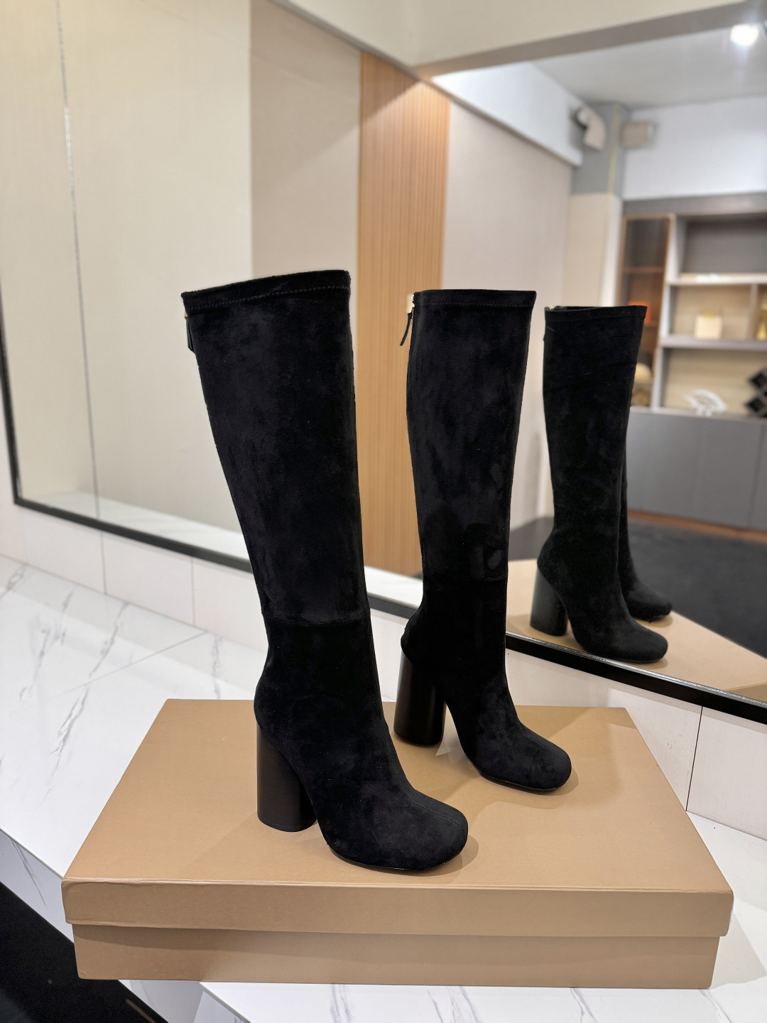 NO:592342,Exclusive launch of round toe logo thick heel stretch boots BURBERRY British luxury brand, original 1:1 replica, close-fitting stretch knee-high boots, designed with round toe thick heel, decorated with brand logo pattern. —————————— The upper is imported Italian elastic, the inner lining is sheepskin, and the Italian leather outsole!  !  !  Fabric imported from Italy, elastic, original genuine leather outsole, heel height. Bag heel, retro classic layer leather bag heel, size - (..customized), tube height, boot opening, boots, burberry, boots, sheepskin, Leather soles19860909独家推出圆头徽标粗跟弹力长靴 BURBERRY博柏利英国奢侈品牌,原版1:1复制,贴身弹力及膝靴,设计圆形靴头粗跟,装饰品牌标志图案. ——————————— 靴面进口意大利弹力,内里垫脚绵羊皮,意大利真皮大底！！！ 面料进口意大利弹力 大底原版真皮大底 跟高. 包跟复古经典层皮包跟 码数-（..定做） 筒高 靴口围,靴子,burberry,boots,sheepskin,Leather soles,Women's Shoes