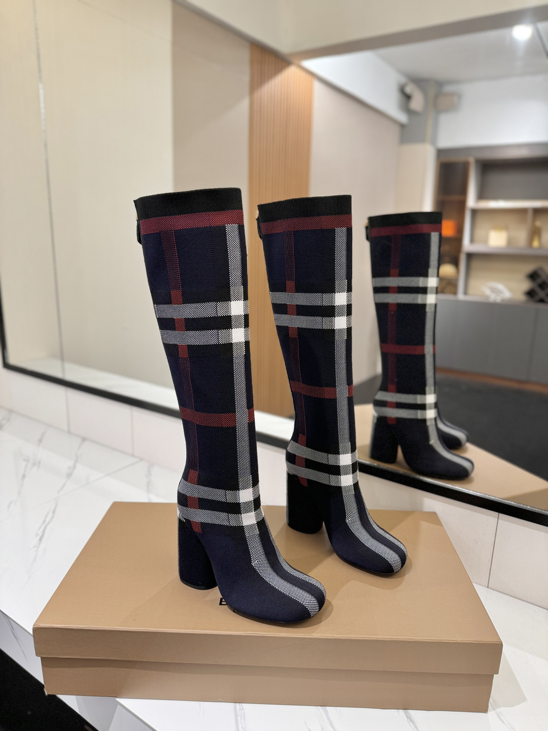 NO:592334,Exclusive launch of round toe logo thick heel elastic boots BURBERRY British luxury brand, original 1:1 copy, close-fitting elastic knee-high boots, designed with round toe thick heel, decorated with brand logo pattern. ——————————— Boot surface 92 polyester fiber, 8 elastic fiber, inner padding sheepskin, Italian genuine leather outsole Fabric imported Italian elastic outsole Original genuine leather outsole Heel height. Retro classic layer leather bag heel Size-(..customized)  Tube height, boots, burberry, boots, sheepskin, Leather soles19860909独家推出圆头徽标粗跟弹力长靴 BURBERRY博柏利英国奢侈品牌,原版1:1复制,贴身弹力及膝靴,设计圆形靴头粗跟,装饰品牌标志图案. ——————————— 靴面92聚酯纤维,8弹性纤维,内里垫脚绵羊皮,意大利真皮大底 面料进口意大利弹力 大底原版真皮大底 跟高. 包跟复古经典层皮包跟 码数-（..定做） 筒高 靴口围,靴子,burberry,boots,sheepskin,Leather soles,Women's Shoes