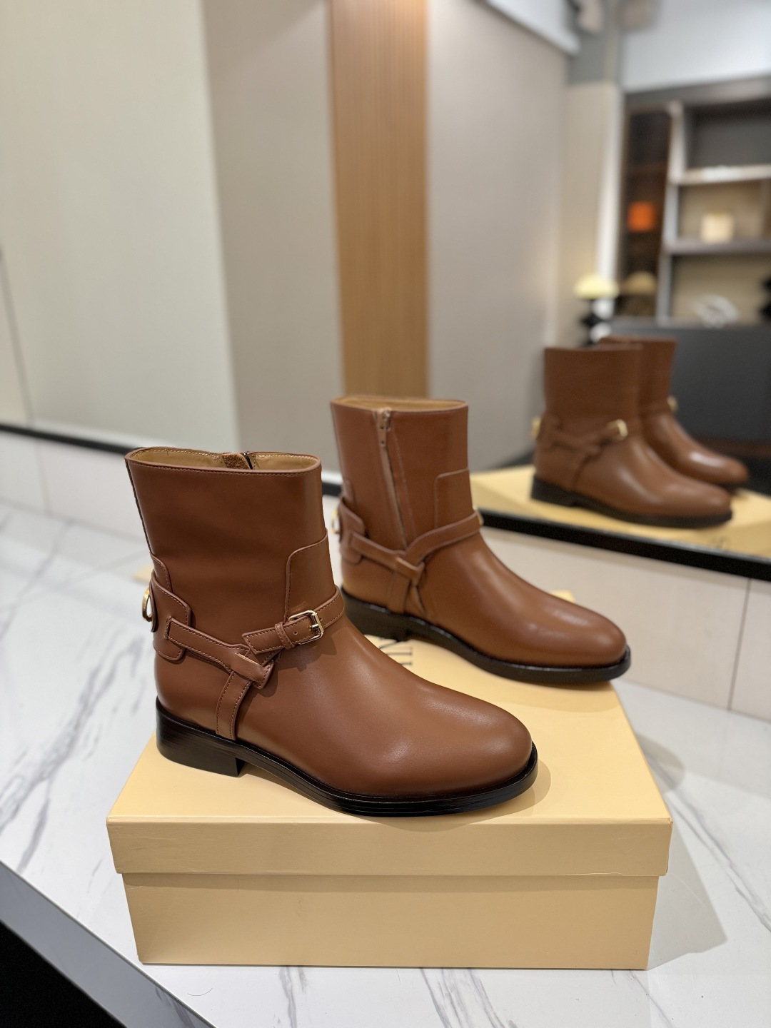 NO:578604,New Valentino high boots Valentino Valentino Pattie round toe pull-on short boots. Star Lin Yuer wears the same style with calfskin straps and vintage brass distressed effect to further highlight - inner straight - layer of leather covered curved heels  - Heel height: 2.5 cm - Cow leather lining - Italian leather sole - Size 35-39 (custom size 40.41.42), boots, valentino, valentino, boots, cowhide19860909新款华伦天奴高靴Valentino华伦天奴 Pattie 圆头套穿 矮筒靴 明星同款林予儿穿搭小牛皮饰带配以复古黄铜做旧效果更加彰显 -内部直筒 - 层皮革包覆弧形跟 -鞋跟高:2.5厘米-内里牛皮-意大利真皮鞋底-码数35-39（40.41.42定做码数）,靴子,valentino,valentino,boots,cowhide,Women's Shoes