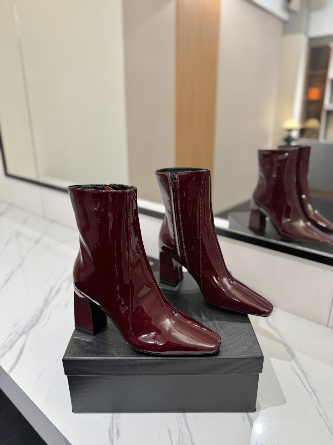 NO:614468,SAINT LAURENT Beau's new patent leather zipper short boots 8cm - top quality - side zipper opening and closing design. The whole shoe is very simple and elegant ~ the small square toe is more refined and fashionable. You can see that the side of our boots is designed according to the curvature of the human leg ~ the upper foot is very delicate and not attractive ~ elongates the leg shape ~ suitable for various occasions ~ a must-have item for autumn and winter wear!  Patent leather upper, sheepskin lining, Italian genuine leather outsole, size 35-39 (40.41.42 custom-made, non-returnable), boots, saint laurent, saint laurent, boots, sheepskin, Leather soles19860909SAINT LAURENT圣罗兰 Beau 新款漆皮拉链 短靴 8cm -顶级品质-侧面拉链开合设计. 整个鞋非常的简约大气～小方头更加的精致时髦可以看到我们靴子侧面是按照人体腿型设计出来的弧度～上脚非常秀气好看不挑人～拉长腿型～适合各种场合搭配～秋冬穿搭必备单品！ 鞋面漆皮 内里垫脚羊皮 鞋底意大利真皮大底 码数35-39（40.41.42定做不退换）,靴子,saint laurent,saint laurent,boots,sheepskin,Leather soles,Women's Shoes