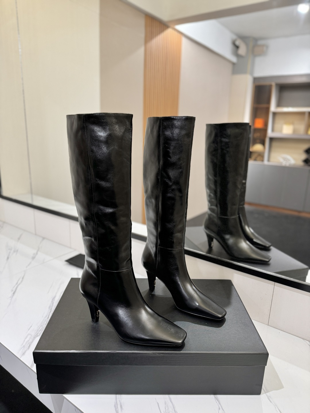 NO:614439,Saint Laurent Saint Laurent's new high boots/straight boots - Top quality - The whole shoe is very simple and elegant ~ The small square toe is more refined and fashionable. You can see that the side of our boots is designed according to the curvature of the human leg ~ The upper foot is very delicate and not attractive ~ It lengthens the legs ~ Suitable for various occasions ~ A must-have item for autumn and winter!  Material: imported cowhide upper/+imported mixed sheepskin lining+Italian genuine leather outsole Heel height 8CM size35-41 (40.41.42 customization is not returnable), boots, saint laurent, saint laurent, boots, cowhide, sheepskin, Leather soles19860909Saint Laurent 圣罗兰新款高靴/直筒靴 -顶级品质- 整个鞋非常的简约大气～小方头更加的精致时髦可以看到我们靴子侧面是按照人体腿型设计出来的弧度～上脚非常秀气好看不挑人～拉长腿型～适合各种场合搭配～秋冬穿搭必备单品！ 材质:鞋面进口牛皮/+进口混种羊皮内里+意大利真皮大底 跟高8CM size35-41（40.41.42定制不退换）,靴子,saint laurent,saint laurent,boots,cowhide,sheepskin,Leather soles,Women's Shoes