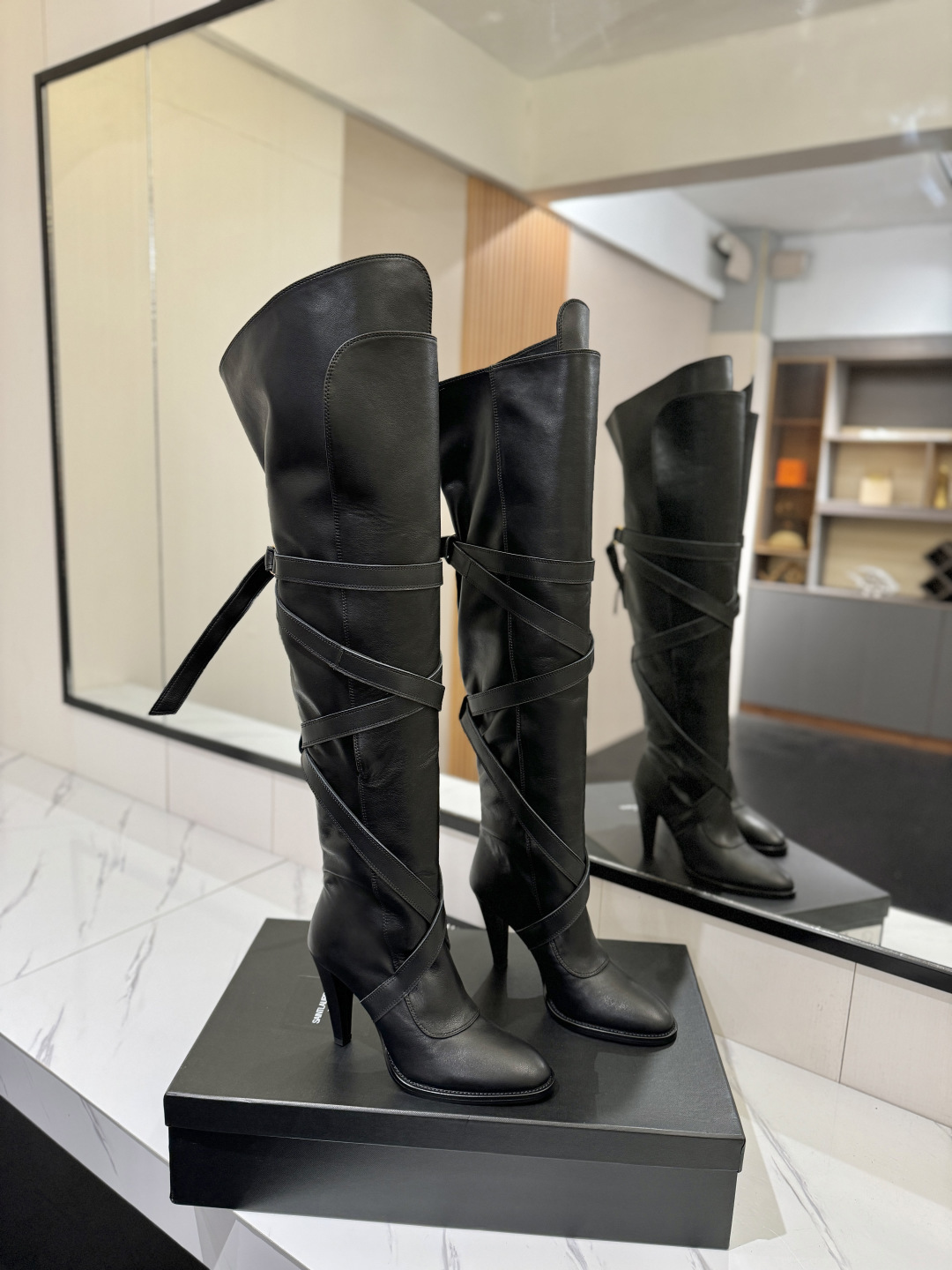 NO:614450,SAINT LAURENT launches the latest Janis round-toe sleeves with straps, over-the-knee boots, the forefront of fashion trends. The domineering side-leak upper is made of imported sheep leather - crystal sheepskin lining - Italian genuine leather sole - heel height 9.5cm - size 35-39 (40.41.42 custom-made), boots, saint laurent, saint laurent, boots, cowhide, sheepskin, sheep19860909SAINT LAURENT圣罗兰 最新推出围条绑带Janis 圆头套筒 过膝长靴,神装潮流前线 霸气侧漏鞋面采用进口羊猄进口牛皮-内里水晶羊皮-意大利真皮鞋底-跟高9.5cm-码数35-39（40.41.42定做）,靴子,saint laurent,saint laurent,boots,cowhide,sheepskin,sheep,Women's Shoes