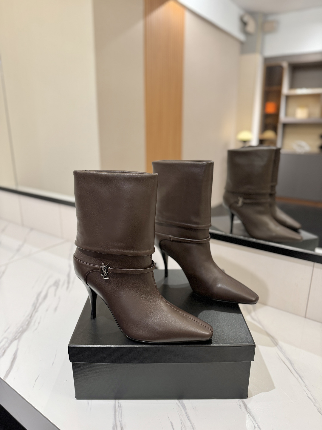 NO:613053,'Saint Laurent Yves Saint Laurent' 2025 YSL catwalk latest short boots, the upper foot is very good to modify the foot shape, and high heels will make the legs look longer in seconds. The upper is imported cowhide, Yangjing, the lining/foot pad is imported sheepskin, the outsole is Italian cowhide, the heel height is 10.5cm, size35-40 (40.41, custom-made, non-returnable), boots, saint laurent, saint laurent, saint  laurent,boots,cowhide,sheepskin,sheep19860909「Saint Laurent 圣罗兰」2025YSL走秀最新款小短靴,上脚很好的修饰脚型,搭配高跟秒变大长腿. 鞋面进口牛皮,羊京 内里/垫脚进口羊皮 大底意大利牛皮大底 跟高10.5cm size35-40（40.41 订做不退换）,靴子,saint laurent,saint laurent,saint laurent,boots,cowhide,sheepskin,sheep,Women's Shoes