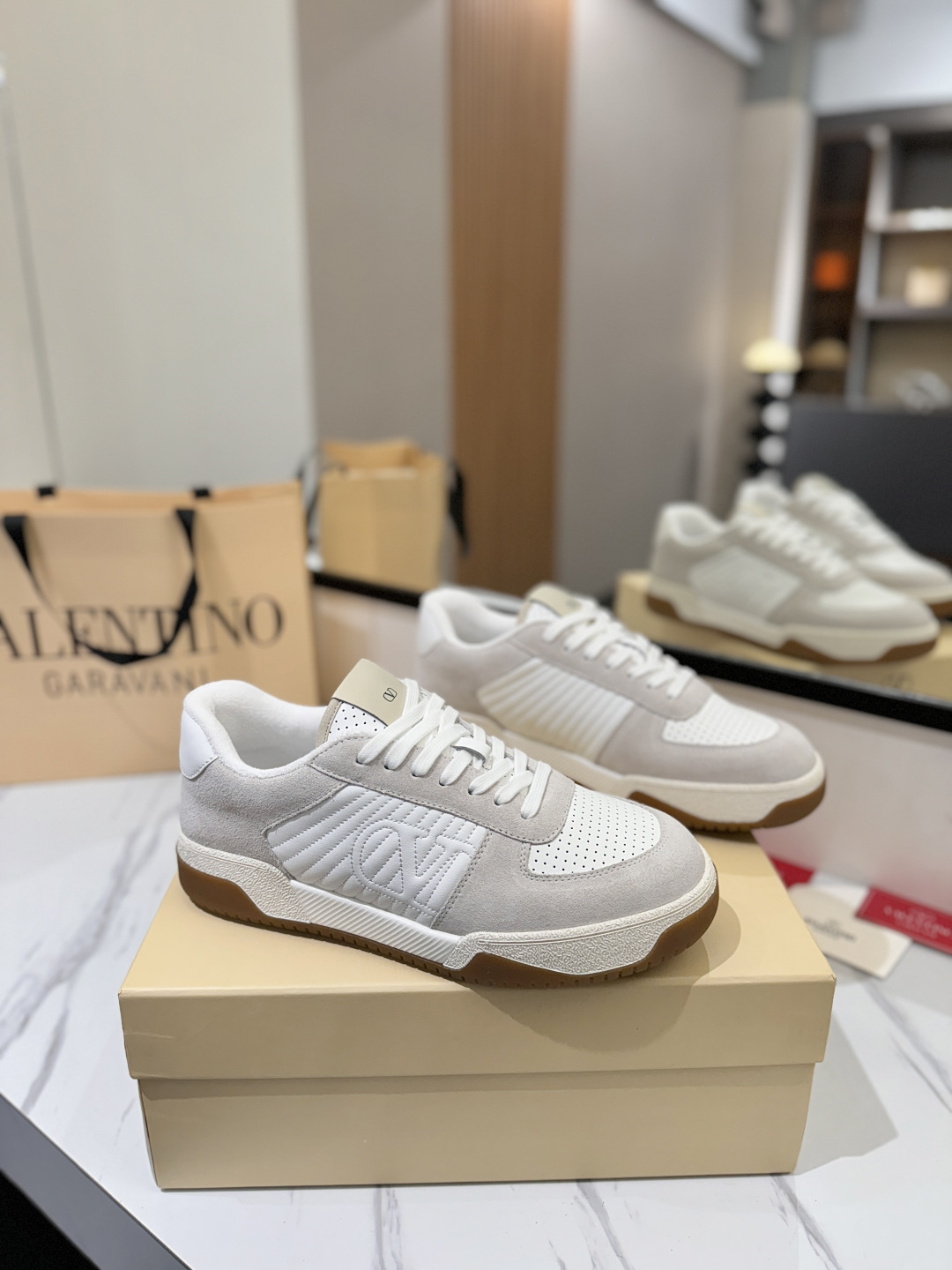 NO:628642,'1:1 Highest End' new design and new packaging!  VALENTINO Valentino's 2025 hot casual sports shoes!  Fabric: original custom punched + full-grain cowhide Foot pads: cowhide + V-mark special injection insole (original 1:1) Outsole: TPR + raw rubber combination wear-resistant outsole Packaging: original beige full set of noble counter packaging Code number: women's 35-41, men's 38-45 women's 40.41 men's 45.46 customization, casual shoes/sports shoes, valentino, valentino, sneakers, cowhide19860909《1:1最高端》全新设计,全新包装！ VALENTINO华伦天奴2025爆款休闲运动鞋！ 面料:原版定制冲孔+全粒面牛皮 垫脚:牛皮+V标专用注塑鞋垫(原版1:1) 大底:TPR+生胶组合耐磨大底 包装:原版米黄色全套高贵专柜包装 码数:女35-41,男38-45女装40.41男款45.46定制,休闲鞋/运动鞋,valentino,valentino,sneakers,cowhide,Women's Shoes