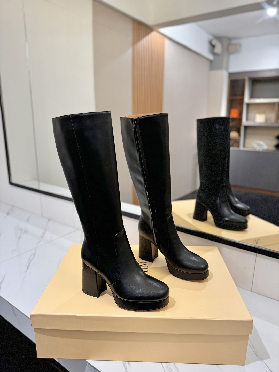 NO:653985,Valentino GARAVANI Fawcette round-toe zipper high boots are the latest model of the year. The inner zipper design is easy to wear. The special textured hardware brings out a full sense of high-end and elegant style, creating a different feeling!  They are indispensable boots in your shoe cabinet!  Simple temperament style, the highest version on the market ◆ Material imported sheep tendon and imported cowhide ◆◆ Lining and foot pads imported cowhide ◆◆ Outsole Italian genuine leather outsole ◆◆ Heel height Water table 2.5cm high cover packaging ◆ ◢size. ｜35-39 (34 40 41  42 customized)◣,boots,valentino,valentino,boots,cowhide,Leather soles19860909Valentino华伦天奴 GARAVANI Fawcette 圆头拉链 高筒靴 年度新款,内拉链设计穿着方便 特别有质感的五金衬托出满满的高级感 优雅风格,创造不一样的感觉！它是你鞋柜里不可缺少的靓靴！简约气质款式,市场最高版本◆ 材料进口羊筋绒.进口牛皮◆◆ 内里、垫脚进口牛皮◆◆ 大底意大利真皮大底 ◆◆ 跟高 水台2.5cm高盖包装 ◆ ◢size. ｜35-39（34 40 41 42定制）◣,靴子,valentino,valentino,boots,cowhide,Leather soles,Women's Shoes