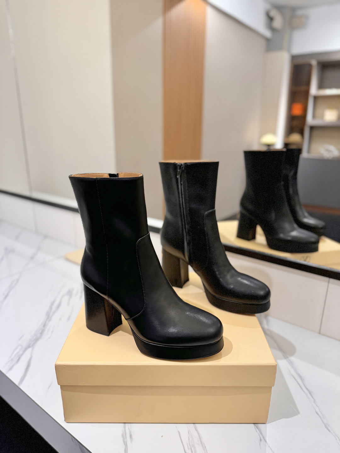 NO:653991,Valentino GARAVANI Fawcette round-toe zipper low boots, new model of the year, inner zipper design for easy wearing. Special textured hardware brings out a full sense of high-end, elegant style, creating a different feeling!  They are indispensable boots in your shoe cabinet!  Simple temperament style, the highest version on the market ◆ Material imported sheep tendon and imported cowhide ◆◆ Lining and foot pads imported cowhide ◆◆ Outsole Italian genuine leather outsole ◆◆ Heel height Water table 2.5cm high cover packaging ◆ ◢size. ｜35-39 (34 40 41  42 customized)◣,boots,valentino,valentino,boots,cowhide,Leather soles19860909Valentino华伦天奴 GARAVANI Fawcette 圆头拉链 低筒靴 年度新款,内拉链设计穿着方便 特别有质感的五金衬托出满满的高级感 优雅风格,创造不一样的感觉！它是你鞋柜里不可缺少的靓靴！简约气质款式,市场最高版本◆ 材料进口羊筋绒.进口牛皮◆◆ 内里、垫脚进口牛皮◆◆ 大底意大利真皮大底 ◆◆ 跟高 水台2.5cm高盖包装 ◆ ◢size. ｜35-39（34 40 41 42定制）◣,靴子,valentino,valentino,boots,cowhide,Leather soles,Women's Shoes