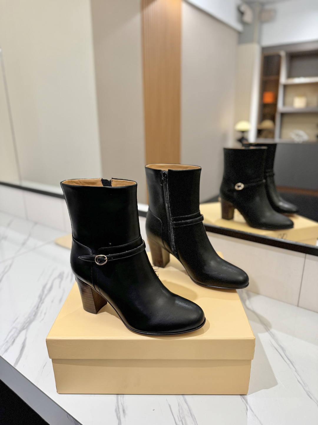 NO:653936,New Valentino high boots Valentino Valentino Pattie round toe pull-on. Star Lin Yuer wears the same model with calfskin straps and vintage brass distressing effect to highlight - inner straight - layered leather covered curved heel - heel height: 8 cm - inner cowhide - Italian leather sole - size 35-39 (custom size 40.41.42), boots, valentino, valentino, boots, cowhide19860909新款华伦天奴高靴Valentino华伦天奴 Pattie 圆头套穿 明星同款林予儿穿搭小牛皮饰带配以复古黄铜做旧效果更加彰显 -内部直筒 - 层皮革包覆弧形跟 -鞋跟高:8厘米-内里牛皮-意大利真皮鞋底-码数35-39（40.41.42定做码数）,靴子,valentino,valentino,boots,cowhide,Women's Shoes