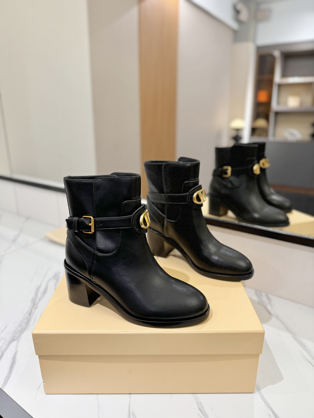 NO:653944,Valentino GARAVANI VLogo Signature round toe side zipper short boots. Star Lin Yuer wears the same model with calfskin straps and vintage brass distressing effect to highlight - inner straight leg - heel height: 8 cm - inner cowhide - Italian genuine leather sole and leather extension - code size 35-39 (40.41.42 custom code size), boots, valentino, valentino, boots, cowhide19860909Valentino华伦天奴 GARAVANI VLogo Signature 圆头侧拉链 短靴 明星同款林予儿穿搭小牛皮饰带配以复古黄铜做旧效果更加彰显 -内部直筒 -鞋跟高:8厘米-内里牛皮-意大利真皮鞋底真皮延条-码数35-39（40.41.42定做码数）,靴子,valentino,valentino,boots,cowhide,Women's Shoes