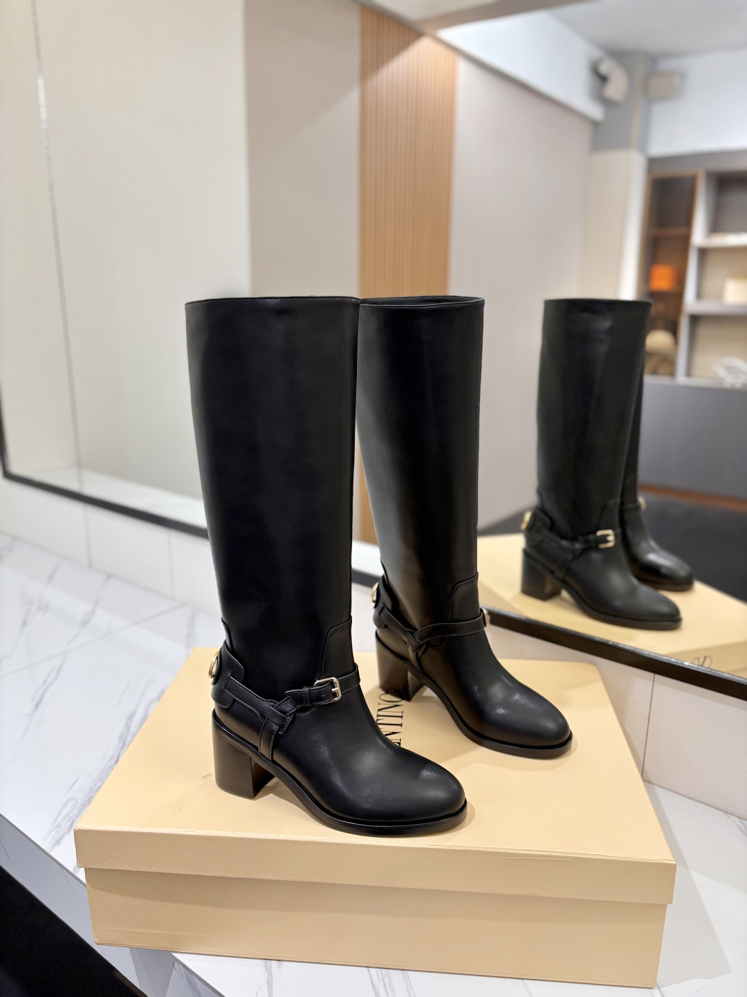 NO:653951,New Valentino VALENTINO GARAVANI VLOGO SIGNATUR round toe pull-on calfskin boots - calfskin straps with vintage brass distressed effect VLOGO SIGNATURE buckle closure VALENTINO Valentino high-end hot girl knight boots, top-quality cow products and craftsmanship!! The classic reproduction is an irresistible style that looks good on anyone. The textured hardware brings out a full sense of high-end and elegant style, creating a different feeling!  It is an indispensable shoe in your shoe cabinet!  Simple temperament style, the highest version on the market ◆ Material imported cowhide ◆◆ Lining and foot pads imported cowhide ◆◆ Outsole Italian genuine leather outsole Extended genuine leather sole ◆◆ Heel height High lid packaging ◆ ◢size. ｜35-39 (40 41 42 customized) ◣, boots, valentino, valentino, boots, cowhide, Leather soles19860909新款华伦天奴VALENTINO GARAVANI VLOGO SIGNATUR 圆头套穿 小牛皮靴 -小牛皮饰带配以复古黄铜做旧效果VLOGO SIGNATURE搭扣开合 VALENTINO华伦天奴 高级辣妹骑士靴顶级牛品匠心好货!!经典再现拒绝不了的款式谁穿都好看 特别有质感的五金衬托出满满的高级感 优雅风格,创造不一样的感觉！它是你鞋柜里不可缺少的战靴！简约气质款式,市场最高版本◆ 材料进口牛皮 ◆◆ 内里、垫脚进口牛皮◆◆ 大底意大利真皮大底 延真皮底◆◆ 跟高 高盖包装 ◆ ◢size. ｜35-39（40 41 42定制）◣,靴子,valentino,valentino,boots,cowhide,Leather soles,Women's Shoes