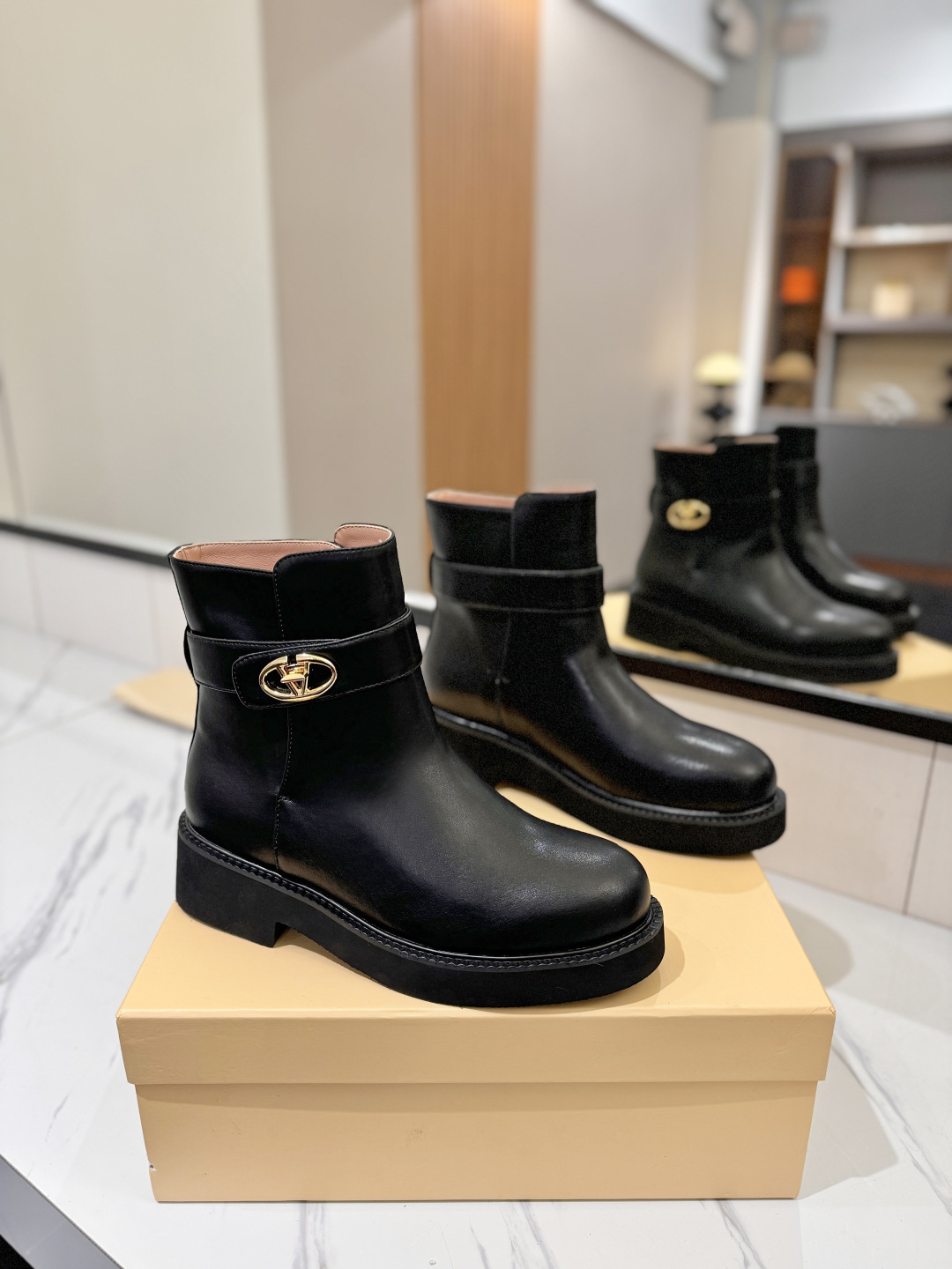 NO:653997,VALENTINO GARAVANIVL - V counter's latest knight boots with V buckle lock layout design on the outside - zipper closure on the inside. The top version is definitely the strongest product in history. Comfortable and easy to wear. The last shape is the same as the counter, elegant temperament and fabric. Imported cowhide lining cowhide lining cowhide foot pads. Exclusive private mold foam outsole super light. Heel height 4cm. Standard code 35-42 (40-41-42 customized)  Not returnable), boots, valentino, boots, cowhide19860909VALENTINO GARAVANIVL -V专柜最新款骑士战靴外侧V扣锁版面设计-内侧拉链开合 顶级版本绝对史上最强货 舒适好穿楦型与专柜一致,优雅气质、 面料 进口牛皮 内里 牛皮里 牛皮垫脚 大底 独家私模发泡大底超轻 跟高 4cm 标准码35-42（40-41-42定做 不退换）,靴子,valentino,boots,cowhide,Women's Shoes