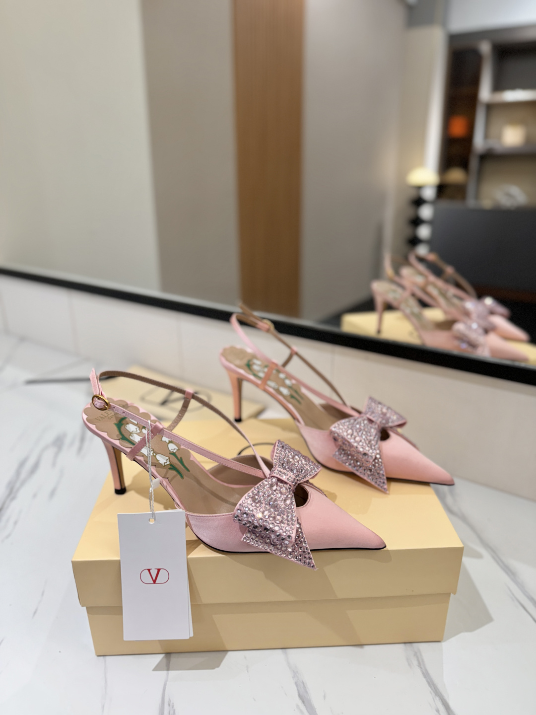 NO:680357,VALENTINO's latest bow-knot pointed-toe shoes. The bow-knot element is sweet and age-reducing. It is a perfect match for sweetness and coolness. It can be salty or sweet. My dream shoe. Original hot-drilled bow on the upper, silk upper. Sheepskin lining. Heel height 8cm. Italian leather outsole.  Size 35-39 (40.41.42 custom-made, non-refundable), high heels and sandals, valentino, valentino, sandals, high heels, sheepskin, real silk, Leather soles19860909华伦VALENTINO最新款蝴蝶结尖头鞋 蝴蝶结元素甜美又减龄 让人眼前一看 简直就是甜美酷酷的完美适配 可盐可甜 我的梦中情鞋 鞋面原版烫钻蝴蝶结,真丝鞋面 内里垫脚羊皮 跟高8cm 意大利真皮大底 尺码35-39（40.41.42定做不退换）,高跟鞋凉鞋,valentino,valentino,sandals,high heels,sheepskin,real silk,Leather soles,Women's Shoes