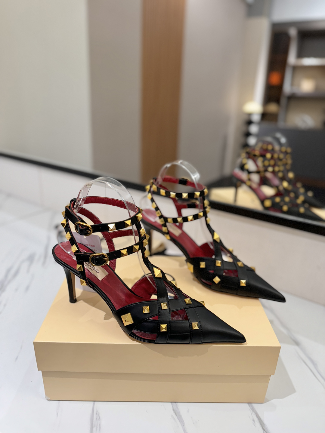 NO:721302,Valentino Studdy 2026 new pointed buckle, stiletto heels, high-heeled shoes, timeless and deeply rooted, top-level replica of a must-have item that never goes out of style!  The side arc is perfect, the original molded custom rivets and the textured hardware bring out a full sense of high-end, giving you a genuine foot feel!  The first choice for high-end customers [Material] Original imported custom cowhide for the upper Original imported goatskin lining Outsole Imported genuine leather outsole Heel height 9cm Size 35-39 [40, 41, 42 custom-made, non-returnable], high heels and sandals, valentino, valentino, sandals, high heels, cowhide, sheepskin, Leather soles19860909Valentino华伦天奴 Studdy 2026新款尖头搭扣 细跟 高跟鞋 历久弥新深入人心永不过时的必备单品顶级复刻！侧身弧线完美,原版开模定制铆钉 特别有质感的五金衬托出满满的高级感,带给您正品级的脚感！供高端客户首选【材质】 鞋面原版进口定制牛皮 内里原版进口山羊皮 大底进口真皮大底 跟高9cm 码数35-39【40,41,42定做不退换】,高跟鞋凉鞋,valentino,valentino,sandals,high heels,cowhide,sheepskin,Leather soles,Women's Shoes