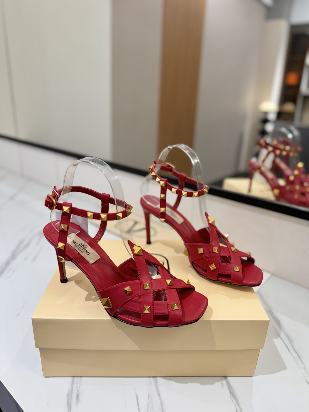 NO:721291,Valentino Studdy 2026 new square-toe curved buckle, stiletto heels, high-heeled shoes, timeless and deeply rooted, a top-notch replica of a must-have item that never goes out of style!  The side arc is perfect, the original molded custom rivets and the textured hardware bring out a full sense of high-end, giving you a genuine foot feel!  The first choice for high-end customers [Material] Original imported custom cowhide for the upper Original imported goatskin lining Outsole Imported genuine leather outsole Heel height 8.5cm Size 35-39 [40, 41, 42 customized, non-refundable], high heels and sandals, valentino, valentino, sandals, high heels, cowhide, sheepskin, Leather soles19860909Valentino华伦天奴 Studdy 2026新款方头弧形搭扣 细跟 高跟鞋 历久弥新深入人心永不过时的必备单品顶级复刻！侧身弧线完美,原版开模定制铆钉 特别有质感的五金衬托出满满的高级感,带给您正品级的脚感！供高端客户首选【材质】 鞋面原版进口定制牛皮 内里原版进口山羊皮 大底进口真皮大底 跟高8.5cm 码数35-39【40,41,42定做不退换】,高跟鞋凉鞋,valentino,valentino,sandals,high heels,cowhide,sheepskin,Leather soles,Women's Shoes