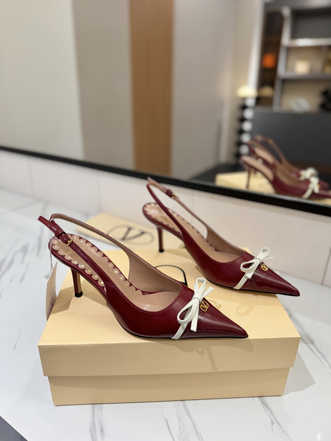 NO:721323,VALENTINO Valentino's new model - the latest sandal on the market, good-looking and versatile, the heel strap with a small bow design is ladylike yet capable, super comfortable on the foot and breathtakingly beautiful. The upper is imported cowhide, the lining is sheepskin, the outsole is Italian genuine leather, and the heel is 8.5cm high.  Size 35-39 (40.41.42 customized, non-returnable), sandals, valentino, valentino, sandals, cowhide, sheepskin19860909VALENTINO华伦天奴 新款-最新上市的一款凉鞋,好看又百搭,后跟带加小蝴蝶结设计淑女又不失干练气质上脚超级舒服美到窒息 鞋面进口牛皮 内里垫脚羊皮 大底意大利真皮垫脚 跟高高跟8.5cm 码数35-39（40.41.42定做不退换）,凉鞋单鞋,valentino,valentino,sandals,cowhide,sheepskin,Women's Shoes