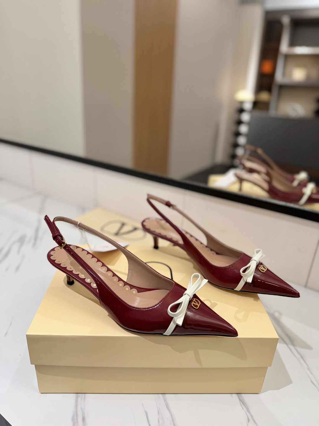 NO:721328,VALENTINO Valentino's new model - the latest sandal on the market, good-looking and versatile, the heel strap is designed with a small bow, it is ladylike yet has a capable temperament, it is super comfortable on the foot and breathtakingly beautiful. The upper is imported cowhide, the lining is sheepskin, the outsole is Italian genuine leather, and the heel is 4.5cm high.  Size 35-39 (40.41.42 customized, non-returnable), sandals, valentino, valentino, sandals, cowhide, sheepskin19860909VALENTINO华伦天奴 新款-最新上市的一款凉鞋,好看又百搭,后跟带加小蝴蝶结设计淑女又不失干练气质上脚超级舒服美到窒息 鞋面进口牛皮 内里垫脚羊皮 大底意大利真皮垫脚 跟高高跟4.5cm 码数35-39（40.41.42定做不退换）,凉鞋单鞋,valentino,valentino,sandals,cowhide,sheepskin,Women's Shoes