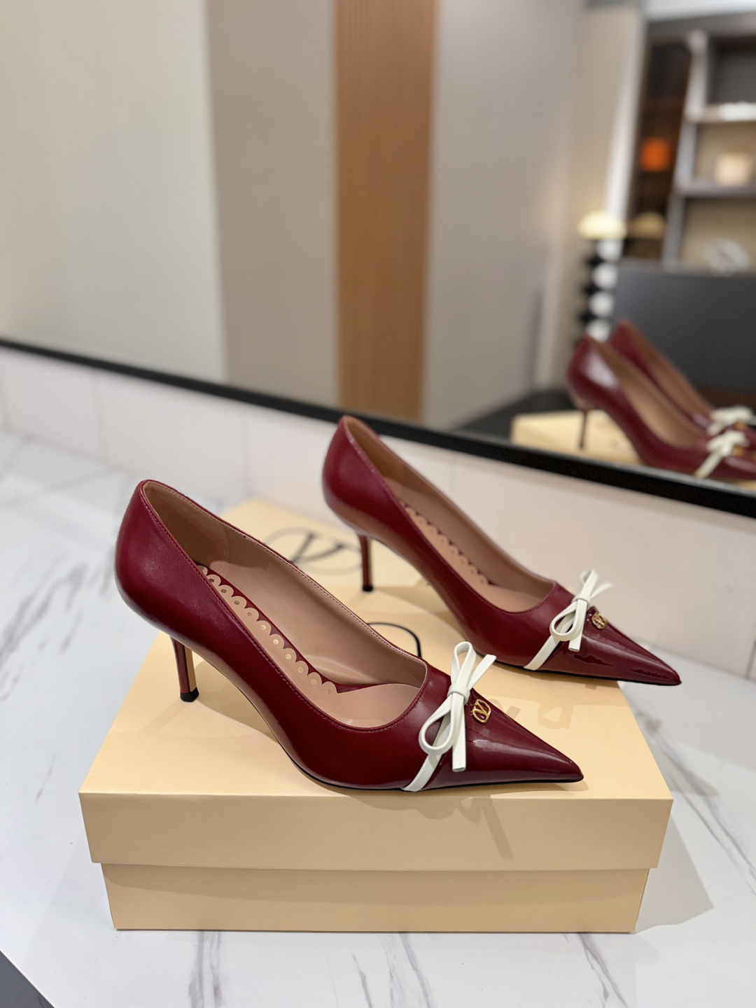 NO:721279,VALENTINO New model - the latest shoe on the market, good-looking and versatile, the heel strap with a small bow design is ladylike yet capable, super comfortable on the foot and breathtakingly beautiful. The upper is imported cowhide, the lining is sheepskin, the outsole is Italian genuine leather, and the heel is 8.5cm high.  Size 35-39 (40.41.42 customized, non-returnable), sandals, valentino, valentino, sandals, cowhide, sheepskin19860909VALENTINO华伦天奴 新款-最新上市的一款单鞋,好看又百搭,后跟带加小蝴蝶结设计淑女又不失干练气质上脚超级舒服美到窒息 鞋面进口牛皮 内里垫脚羊皮 大底意大利真皮垫脚 跟高高跟8.5cm 码数35-39（40.41.42定做不退换）,凉鞋单鞋,valentino,valentino,sandals,cowhide,sheepskin,Women's Shoes