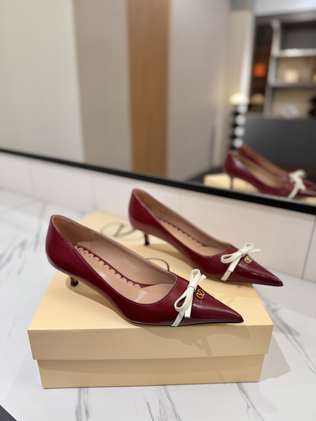 NO:721285,VALENTINO New style - the latest shoe on the market, good-looking and versatile, the heel strap with a small bow design is ladylike yet capable, super comfortable on the feet and breathtakingly beautiful. The upper is imported cowhide, the lining is sheepskin, the outsole is Italian genuine leather, and the heel is 4.5cm high.  Size 35-39 (40.41.42 customized, non-returnable), sandals, valentino, valentino, sandals, cowhide, sheepskin19860909VALENTINO华伦天奴 新款-最新上市的一款单鞋,好看又百搭,后跟带加小蝴蝶结设计淑女又不失干练气质上脚超级舒服美到窒息 鞋面进口牛皮 内里垫脚羊皮 大底意大利真皮垫脚 跟高高跟4.5cm 码数35-39（40.41.42定做不退换）,凉鞋单鞋,valentino,valentino,sandals,cowhide,sheepskin,Women's Shoes