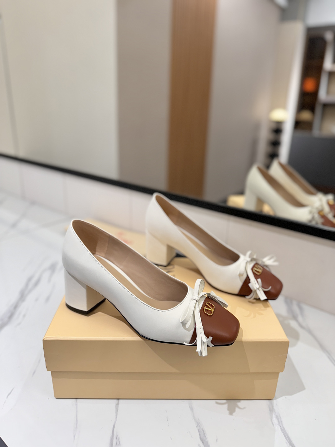 NO:721313,Valentino ALET DU ROI round toe buckle, thick heel, high heels, V buckle is another perfect design, abandoning the usual rivet elements, simplifying the complexity, making it more refined and durable, showing elegance on the feet. Imported cowhide leather upper, sheepskin lining, Italian genuine leather outsole, heel height 6 cm, size 35-40 (customized at 34.41.42), single shoes, valentino, valentino, high  heels,cowhide,sheepskin,Leather soles19860909Valentino华伦天奴 ALET DU ROI 圆头搭扣 粗跟 高跟鞋 V扣又一完美的设计,抛弃了一贯铆钉元素、化繁为简、更加精致耐看上脚尽显优雅气质 鞋面进口牛皮 内里羊皮 大底意大利真皮大底 跟高6公分 码数35-40（34.41.42定做）,单鞋,valentino,valentino,high heels,cowhide,sheepskin,Leather soles,Women's Shoes