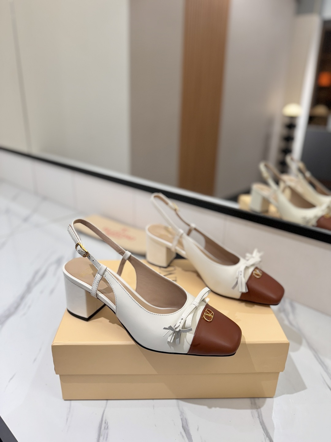 NO:721768,Valentino Valentino ALET DU ROI round toe buckle, thick heel, high heels, V buckle is another perfect design, abandoning the usual rivet elements, simplifying the complexity, making it more refined and durable, showing elegance on the feet. Imported cowhide leather upper, sheepskin lining, Italian genuine leather outsole, heel height 6cm, size 35-40 (customized at 34.41.42), sandals, valentino, valentino, sandals, high  heels,cowhide,sheepskin,Leather soles19860909Valentino华伦天奴 ALET DU ROI 圆头搭扣 粗跟 高跟鞋 V扣又一完美的设计,抛弃了一贯铆钉元素、化繁为简、更加精致耐看上脚尽显优雅气质 鞋面进口牛皮 内里羊皮 大底意大利真皮大底 跟高6cm 码数35-40（34.41.42定做）,凉鞋,valentino,valentino,sandals,high heels,cowhide,sheepskin,Leather soles,Women's Shoes