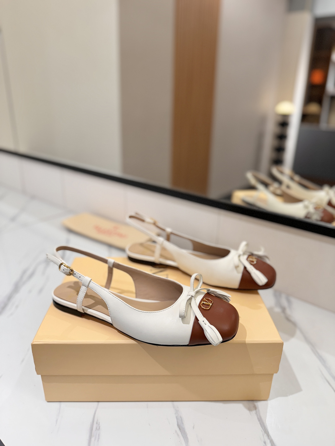 NO:721774,Valentino ALET DU ROI round toe buckle flat shoes V buckle is another perfect design, abandoning the usual rivet elements, simplifying the complexity, making it more refined and durable, showing elegance on the feet. Imported cowhide leather on the upper, sheepskin lining, Italian genuine leather outsole, 1cm heel height  Size 35-40 (34.41.42 customized), sandals, valentino, valentino, sandals, flats, cowhide, sheepskin, Leather soles19860909Valentino华伦天奴 ALET DU ROI 圆头搭扣 平底鞋 V扣又一完美的设计,抛弃了一贯铆钉元素、化繁为简、更加精致耐看上脚尽显优雅气质 鞋面进口牛皮 内里羊皮 大底意大利真皮大底 跟高1cm 码数35-40（34.41.42定做）,凉鞋,valentino,valentino,sandals,flats,cowhide,sheepskin,Leather soles,Women's Shoes