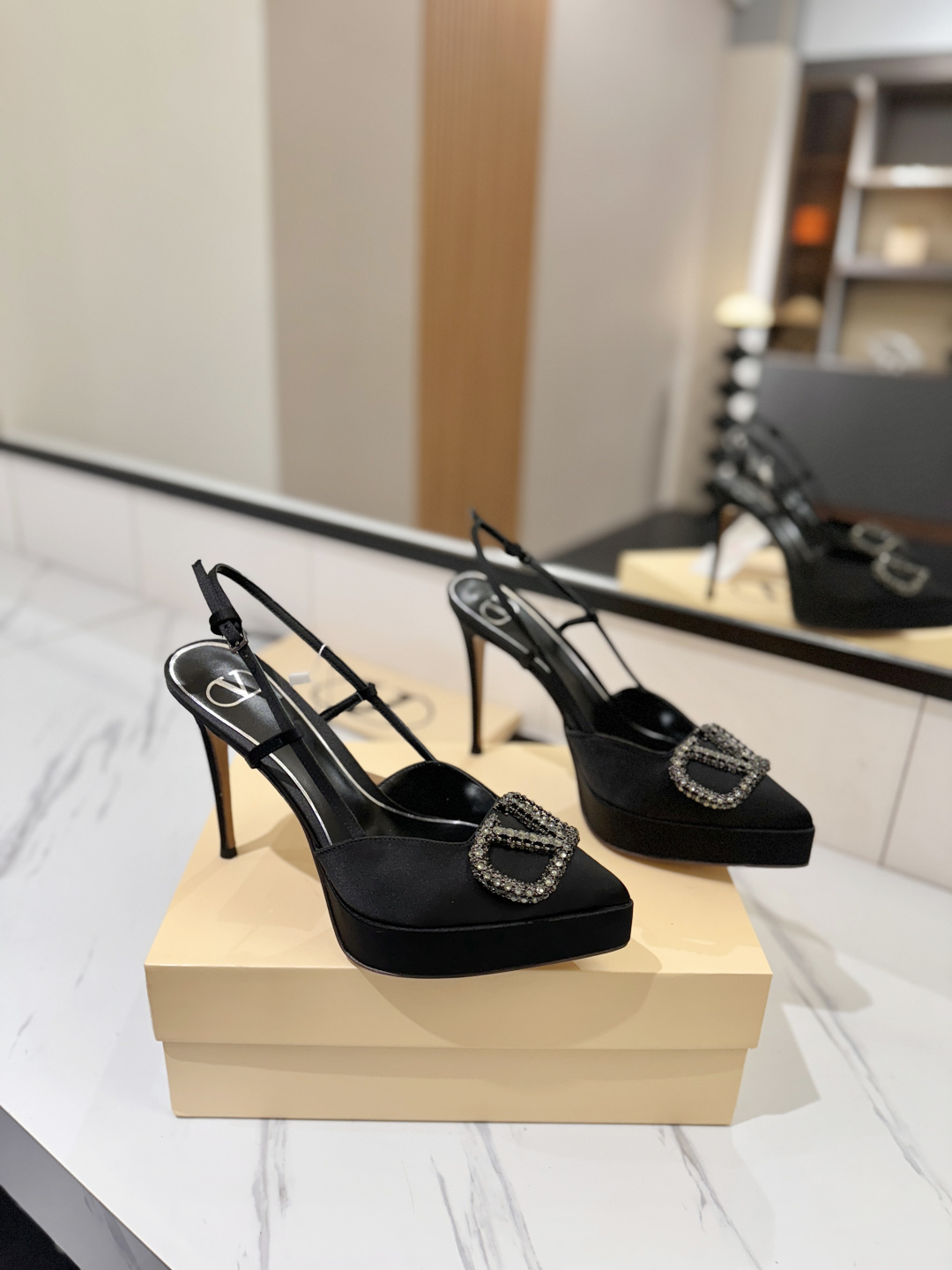 NO:721755,Valentino Valentino launches a new series of sandals, high-heeled shoes and pointed toe V-buckle sandals. The upper foot is very pedicure-like. The key point is that it is very good and easy to control. It does not grind or tire your feet. It is a walking artifact!  Metal VLOGO diamond buckle elements, full of high-end sense!  It suddenly became sweet. The avant-garde VLOGO SIGNATURE shoe series interprets VALENTINO GARAVANI's candid attitude. Valentino Garavani V logo back hollow sandals, decorated with VLogo Signature, platinum tone VLogo Signature decoration! Imported silk upper, imported goatskin lining, Italian genuine leather outsole, heel height 12cm (with water platform 3cm)  Size 35-39 (custom size 40-41-42), sandals, valentino, valentino, sandals, high heels, sheepskin, real silk, Leather soles19860909Valentino 华伦天奴推出全新凉鞋系列,高跟鞋 恨天高凉鞋款尖头V扣凉鞋. 上脚非常修脚型 重点是很好非常好驾驭 不磨脚不累脚 行走神器！ 金属VLOGO钻扣元素,满满的高级感！瞬间甜蜜起来了. 前卫的VLOGO SIGNATURE 鞋履系列,诠释VALENTINO GARAVANI率真态度.Valentino Garavani V标志后空凉鞋,配以VLogo Signature装饰,铂金色调 VLogo Signature装饰! 鞋面进口真丝 内里进口山羊皮 大底意大利真皮大底 跟高12cm（附带水台3cm） 码数35-39（40-41-42订做码数）,凉鞋,valentino,valentino,sandals,high heels,sheepskin,real silk,Leather soles,Women's Shoes