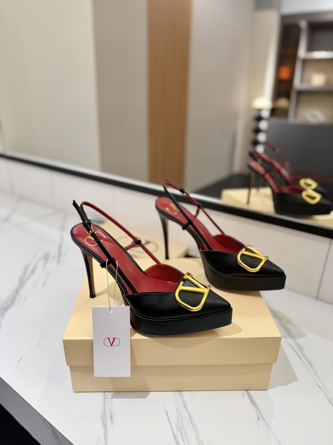 NO:721760,Valentino Valentino launches a new series of sandals, high-heeled shoes and pointed toe V-buckle sandals. The upper foot is very pedicure-like. The key point is that it is very good and easy to control. It does not grind or tire your feet. It is a walking artifact!  Metal VLOGO diamond buckle elements, full of high-end sense!  It suddenly became sweet. The avant-garde VLOGO SIGNATURE shoe series interprets VALENTINO GARAVANI's candid attitude. Valentino Garavani V logo back hollow sandals, with VLogo Signature decoration, platinum tone VLogo Signature decoration! The upper is imported cowhide, the lining is imported goatskin, the Italian genuine leather outsole, the heel height is 12cm (with water platform 3cm)  Size 35-39 (custom size 40-41-42), sandals, valentino, valentino, sandals, high heels, cowhide, sheepskin, Leather soles19860909Valentino 华伦天奴推出全新凉鞋系列,高跟鞋 恨天高凉鞋款尖头V扣凉鞋. 上脚非常修脚型 重点是很好非常好驾驭 不磨脚不累脚 行走神器！ 金属VLOGO钻扣元素,满满的高级感！瞬间甜蜜起来了. 前卫的VLOGO SIGNATURE 鞋履系列,诠释VALENTINO GARAVANI率真态度.Valentino Garavani V标志后空凉鞋,配以VLogo Signature装饰,铂金色调 VLogo Signature装饰! 鞋面进口牛皮 内里进口山羊皮 大底意大利真皮大底 跟高12cm（附带水台3cm） 码数35-39（40-41-42订做码数）,凉鞋,valentino,valentino,sandals,high heels,cowhide,sheepskin,Leather soles,Women's Shoes