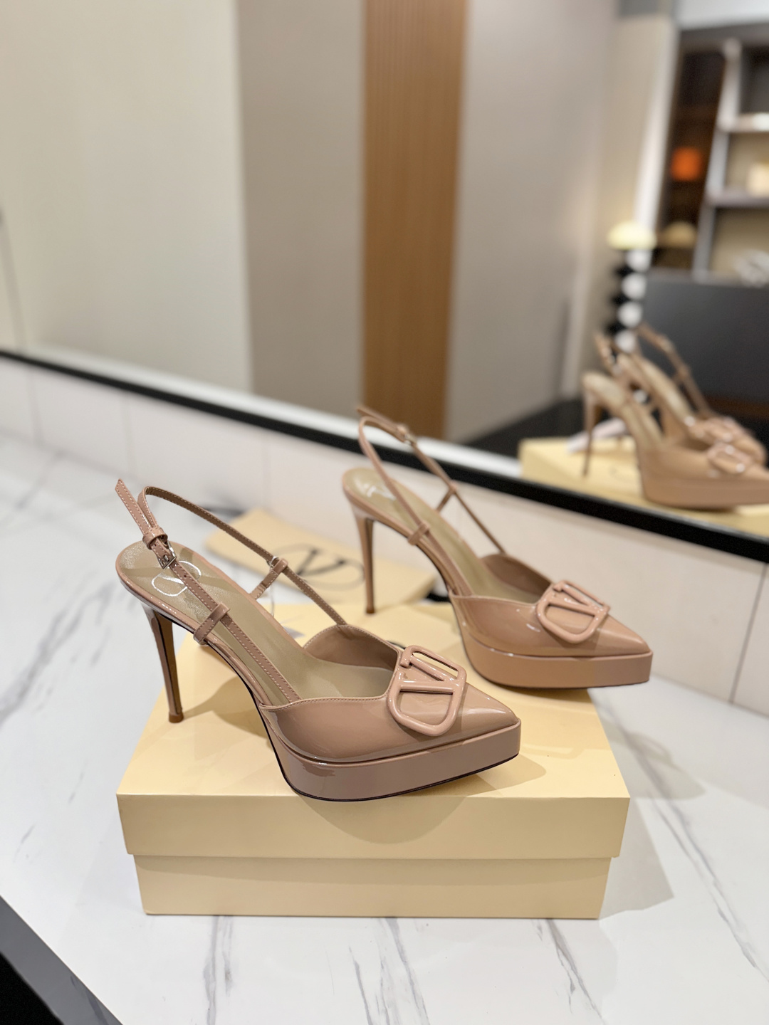 NO:721765,Valentino Valentino launches a new series of sandals, high-heeled shoes and pointed toe V-buckle sandals. The upper foot is very pedicure-like. The key point is that it is very good and easy to control. It does not grind or tire your feet. It is a walking artifact!  Metal VLOGO diamond buckle elements, full of high-end sense!  It suddenly became sweet. The avant-garde VLOGO SIGNATURE shoe series interprets VALENTINO GARAVANI's candid attitude. Valentino Garavani V logo back hollow sandals, decorated with VLogo Signature, platinum tone VLogo Signature decoration! Imported patent leather upper, imported goatskin lining, Italian genuine leather outsole, heel height 12cm (with water platform 3cm)  Size 35-39 (custom size 40-41-42), sandals, valentino, valentino, sandals, high heels, sheepskin, Leather soles19860909Valentino 华伦天奴推出全新凉鞋系列,高跟鞋 恨天高凉鞋款尖头V扣凉鞋. 上脚非常修脚型 重点是很好非常好驾驭 不磨脚不累脚 行走神器！ 金属VLOGO钻扣元素,满满的高级感！瞬间甜蜜起来了. 前卫的VLOGO SIGNATURE 鞋履系列,诠释VALENTINO GARAVANI率真态度.Valentino Garavani V标志后空凉鞋,配以VLogo Signature装饰,铂金色调 VLogo Signature装饰! 鞋面进口漆皮 内里进口山羊皮 大底意大利真皮大底 跟高12cm（附带水台3cm） 码数35-39（40-41-42订做码数）,凉鞋,valentino,valentino,sandals,high heels,sheepskin,Leather soles,Women's Shoes