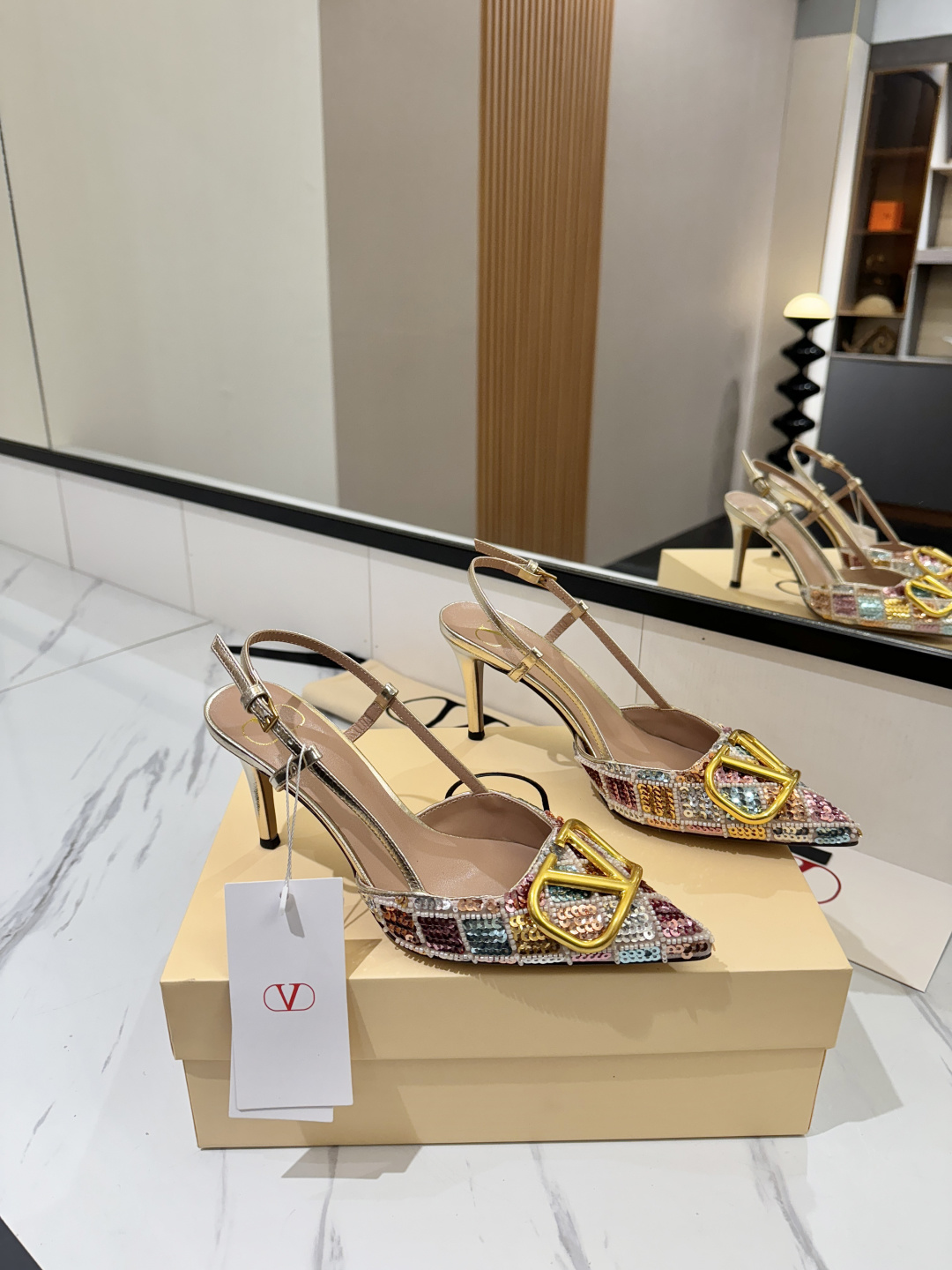 NO:721771,Valentino launches a new series of gilt buckle sandals, including sandals, high heels, and pointed-toe V-buckle sandals. The upper foot is very pedicure-like. The key point is that it is very good and easy to control. It does not grind or tire your feet. It is a walking artifact!  Metal VLOGO diamond buckle elements, full of high-end sense!  It suddenly became sweet. The avant-garde VLOGO SIGNATURE shoe series interprets VALENTINO GARAVANI's candid attitude. Valentino Garavani V logo back-sliding sandals, decorated with VLogo Signature, platinum tone VLogo Signature decoration! The upper is imported cowhide, the lining is imported goatskin, the outsole is Italian genuine leather, and the heel height is 8cm.  Size 35-39 (34-40-41-42 customized size), sandals, valentino, valentino, sandals, high heels, cowhide, sheepskin, Leather soles19860909Valentino 华伦天奴推出全新鎏金扣凉鞋系列,凉鞋 高跟鞋 尖头V扣凉鞋. 上脚非常修脚型 重点是很好非常好驾驭 不磨脚不累脚 行走神器！ 金属VLOGO钻扣元素,满满的高级感！瞬间甜蜜起来了. 前卫的VLOGO SIGNATURE 鞋履系列,诠释VALENTINO GARAVANI率真态度.Valentino Garavani V标志后空凉鞋,配以VLogo Signature装饰,铂金色调 VLogo Signature装饰! 鞋面进口牛皮 内里进口山羊皮 大底意大利真皮大底 跟高8cm 码数35-39（34-40-41-42订做码数）,凉鞋,valentino,valentino,sandals,high heels,cowhide,sheepskin,Leather soles,Women's Shoes