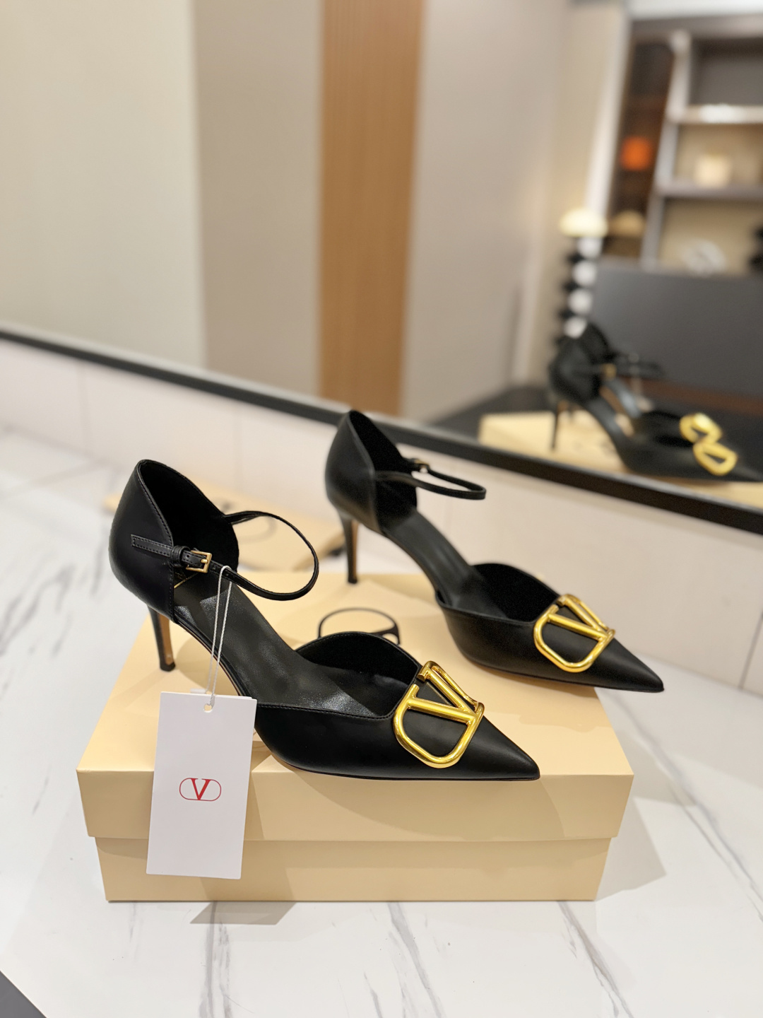 NO:721777,Valentino launches a new series of gilt buckle sandals, including sandals, high heels, and pointed-toe V-buckle sandals. The upper foot is very pedicure-like. The key point is that it is very good and easy to control. It does not grind or tire your feet. It is a walking artifact!  Metal VLOGO diamond buckle elements, full of high-end sense!  It suddenly became sweet. The avant-garde VLOGO SIGNATURE shoe series interprets VALENTINO GARAVANI's candid attitude. Valentino Garavani V logo back-sliding sandals, decorated with VLogo Signature, platinum tone VLogo Signature decoration! The upper is imported cowhide, the lining is imported goatskin, the outsole is Italian genuine leather, and the heel height is 8cm.  Size 35-39 (custom size 40-41-42), sandals, valentino, valentino, sandals, high heels, cowhide, sheepskin, Leather soles19860909Valentino 华伦天奴推出全新鎏金扣凉鞋系列,凉鞋 高跟鞋 尖头V扣凉鞋. 上脚非常修脚型 重点是很好非常好驾驭 不磨脚不累脚 行走神器！ 金属VLOGO钻扣元素,满满的高级感！瞬间甜蜜起来了. 前卫的VLOGO SIGNATURE 鞋履系列,诠释VALENTINO GARAVANI率真态度.Valentino Garavani V标志后空凉鞋,配以VLogo Signature装饰,铂金色调 VLogo Signature装饰! 鞋面进口牛皮 内里进口山羊皮 大底意大利真皮大底 跟高8cm 码数35-39（40-41-42订做码数）,凉鞋,valentino,valentino,sandals,high heels,cowhide,sheepskin,Leather soles,Women's Shoes