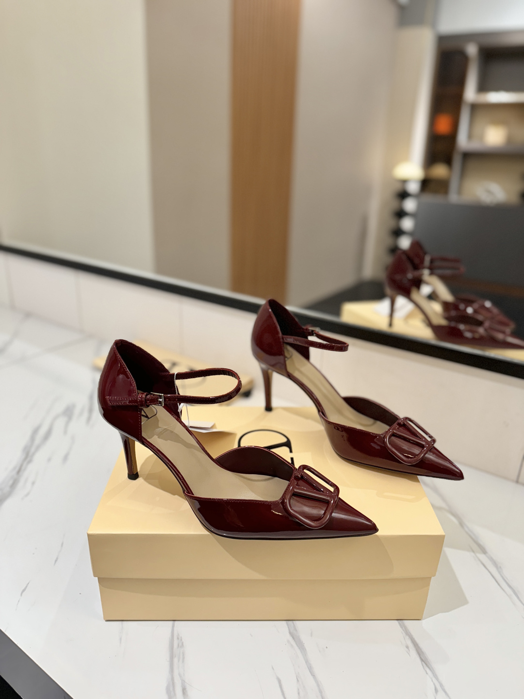 NO:721782,Valentino launches a series of lacquered buckle sandals, including sandals, high heels, and pointed-toe V-buckle sandals. The upper foot is very pedicure-like. The key point is that it is very good and easy to control. It does not grind or tire your feet. It is a walking artifact!  Metal VLOGO diamond buckle elements, full of high-end sense!  It suddenly became sweet. The avant-garde VLOGO SIGNATURE shoe series interprets VALENTINO GARAVANI's candid attitude. Valentino Garavani V logo back-sliding sandals are decorated with VLogo Signature and platinum tones. VLogo Signature decoration! The upper is imported patent leather, the lining is imported goatskin, the outsole is Italian genuine leather, and the heel height is 8cm.  Size 35-39 (custom size 40-41-42), sandals, valentino, valentino, sandals, high heels, sheepskin, Leather soles19860909Valentino 华伦天奴推出烤漆扣凉鞋系列,凉鞋 高跟鞋 尖头V扣凉鞋. 上脚非常修脚型 重点是很好非常好驾驭 不磨脚不累脚 行走神器！ 金属VLOGO钻扣元素,满满的高级感！瞬间甜蜜起来了. 前卫的VLOGO SIGNATURE 鞋履系列,诠释VALENTINO GARAVANI率真态度.Valentino Garavani V标志后空凉鞋,配以VLogo Signature装饰,铂金色调 VLogo Signature装饰! 鞋面进口漆皮 内里进口山羊皮 大底意大利真皮大底 跟高8cm 码数35-39（40-41-42订做码数）,凉鞋,valentino,valentino,sandals,high heels,sheepskin,Leather soles,Women's Shoes