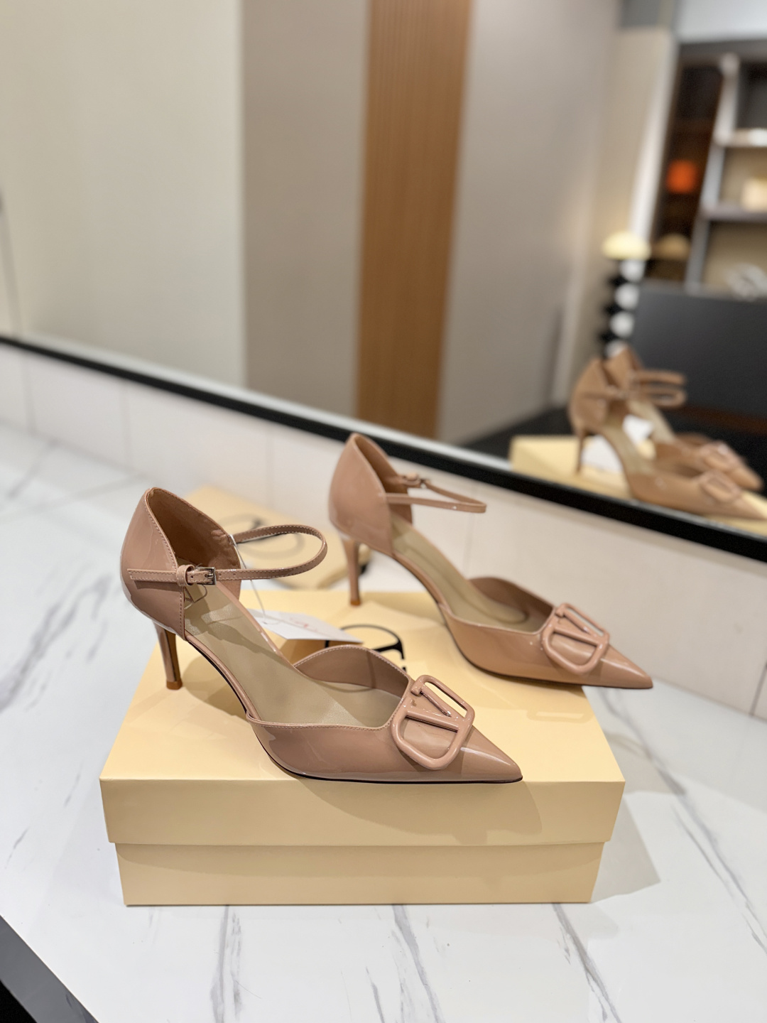 NO:721787,Valentino Valentino launches a new series of lacquered buckle sandals, sandals, high heels, and pointed toe V-buckle sandals. The upper foot is very pedicure-like. The key point is that it is very good and easy to control. It does not grind or tire your feet. It is a walking artifact!  Metal VLOGO diamond buckle elements, full of high-end sense!  It suddenly became sweet. The avant-garde VLOGO SIGNATURE shoe series interprets VALENTINO GARAVANI's candid attitude. Valentino Garavani V logo back-sliding sandals are decorated with VLogo Signature and platinum tones. VLogo Signature decoration! The upper is imported patent leather, the lining is imported goatskin, the outsole is Italian genuine leather, and the heel height is 8cm.  Size 35-39 (custom size 40-41-42), sandals, valentino, valentino, sandals, high heels, sheepskin, Leather soles19860909Valentino 华伦天奴推出全新烤漆扣凉鞋系列,凉鞋 高跟鞋 尖头V扣凉鞋. 上脚非常修脚型 重点是很好非常好驾驭 不磨脚不累脚 行走神器！ 金属VLOGO钻扣元素,满满的高级感！瞬间甜蜜起来了. 前卫的VLOGO SIGNATURE 鞋履系列,诠释VALENTINO GARAVANI率真态度.Valentino Garavani V标志后空凉鞋,配以VLogo Signature装饰,铂金色调 VLogo Signature装饰! 鞋面进口漆皮 内里进口山羊皮 大底意大利真皮大底 跟高8cm 码数35-39（40-41-42订做码数）,凉鞋,valentino,valentino,sandals,high heels,sheepskin,Leather soles,Women's Shoes