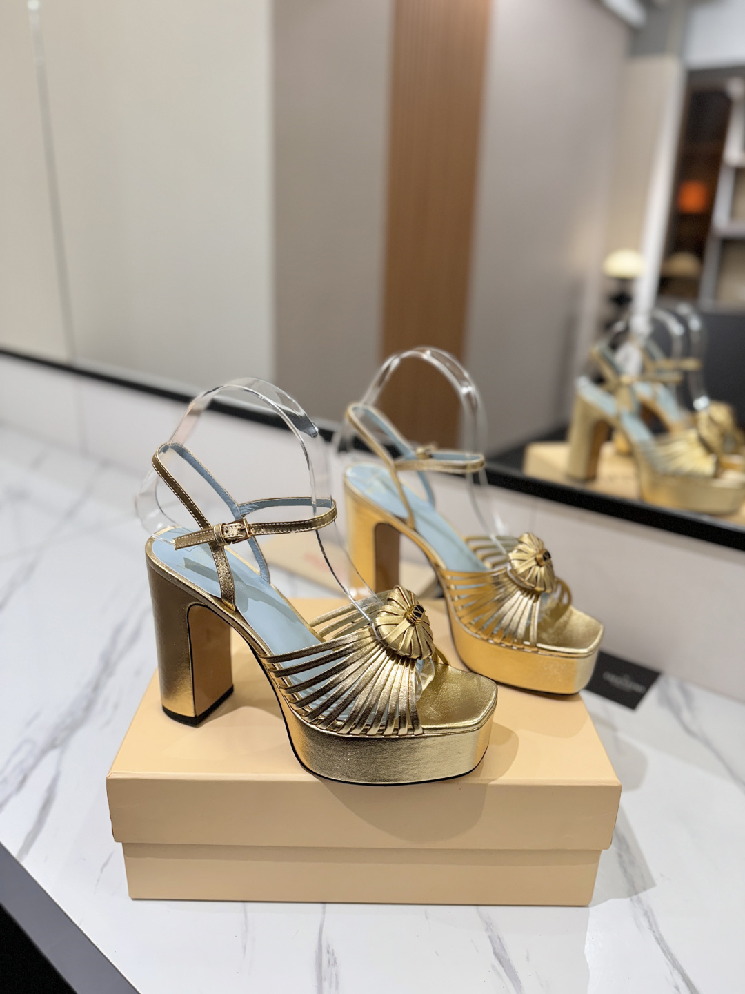 NO:721793,Valentino launches a series of Royal bronze V-buckle heart-buckle sandals. The sandals are Hentiangao square-toe V-buckle sandals. The upper foot is very pedicure-like. The key point is that it is very good and easy to control. It does not grind or tire your feet. It is a walking artifact!  Metal VLOGO diamond buckle elements, full of high-end sense!  It suddenly became sweet. The avant-garde VLOGO SIGNATURE shoe series interprets VALENTINO GARAVANI's candid attitude. Valentino Garavani V logo back hollow sandals, decorated with VLogo Signature, bronze gold tone VLogo Signature decoration! Imported cowhide on the upper, imported sheepskin on the lining, Italian genuine leather outsole, heel height 11cm (with water platform 3cm)  Size 35-39 (custom size 40-41-42), sandals, valentino, valentino, sandals, cowhide, sheepskin, Leather soles19860909Valentino 华伦天奴推出全Royal 古铜V扣桃心扣凉鞋系列,凉鞋 恨天高 方头V扣凉鞋. 上脚非常修脚型 重点是很好非常好驾驭 不磨脚不累脚 行走神器！ 金属VLOGO钻扣元素,满满的高级感！瞬间甜蜜起来了. 前卫的VLOGO SIGNATURE 鞋履系列,诠释VALENTINO GARAVANI率真态度.Valentino Garavani V标志后空凉鞋,配以VLogo Signature装饰,古铜金色调 VLogo Signature装饰! 鞋面进口牛皮 内里进口羊皮 大底意大利真皮大底 跟高11cm（附带水台3cm） 码数35-39（40-41-42订做码数）,凉鞋,valentino,valentino,sandals,cowhide,sheepskin,Leather soles,Women's Shoes