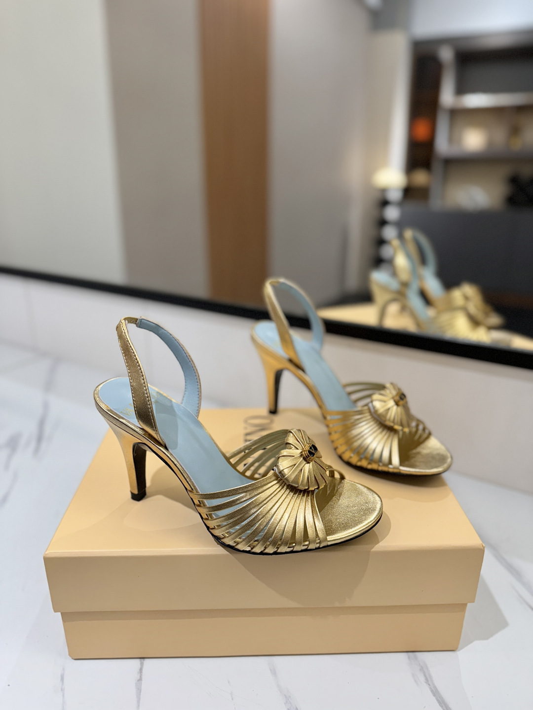 NO:721799,Valentino launches a series of full Royal bronze V-buckle heart buckle sandals, sandals and round-toe V-buckle sandals. The upper foot is very pedicure-like. The key point is that it is very good and easy to control. It does not grind or tire your feet. It is a walking artifact!  Metal VLOGO diamond buckle elements, full of high-end sense!  It suddenly became sweet. The avant-garde VLOGO SIGNATURE shoe series interprets VALENTINO GARAVANI's candid attitude. Valentino Garavani V logo back hollow sandals, with VLogo Signature decoration, bronze gold tone VLogo Signature decoration! The upper is imported cowhide, the lining is imported sheepskin, the outsole is Italian genuine leather, and the heel height is 10cm.  Size 35-39 (custom size 40-41-42), sandals, valentino, valentino, sandals, cowhide, sheepskin, Leather soles19860909Valentino 华伦天奴推出全Royal 古铜V扣桃心扣凉鞋系列,凉鞋 圆头V扣凉鞋. 上脚非常修脚型 重点是很好非常好驾驭 不磨脚不累脚 行走神器！ 金属VLOGO钻扣元素,满满的高级感！瞬间甜蜜起来了. 前卫的VLOGO SIGNATURE 鞋履系列,诠释VALENTINO GARAVANI率真态度.Valentino Garavani V标志后空凉鞋,配以VLogo Signature装饰,古铜金色调 VLogo Signature装饰! 鞋面进口牛皮 内里进口羊皮 大底意大利真皮大底 跟高10cm 码数35-39（40-41-42订做码数）,凉鞋,valentino,valentino,sandals,cowhide,sheepskin,Leather soles,Women's Shoes