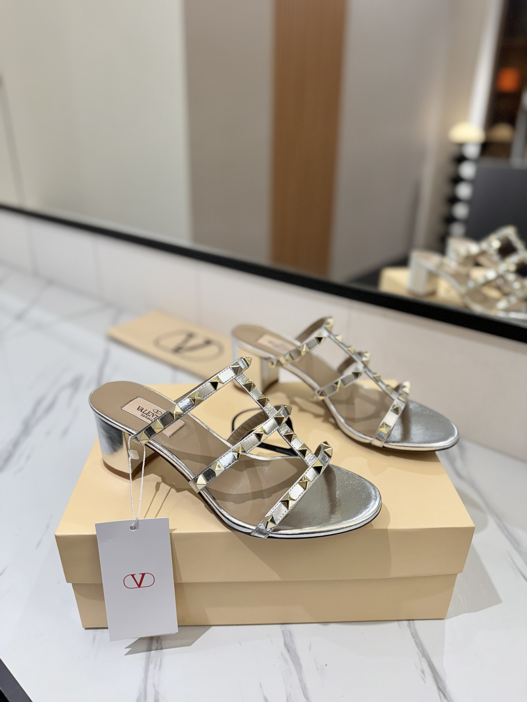 NO:721309,Valentino/Valentino rivet VT classic 6.0cm thick heel sandals, top replica!  The sideways arc is perfect, the original molding is customized with rust-free rivets, and the textured hardware brings out a full sense of high-end, giving you a genuine foot feel!  The first choice for high-end customers [Material] Original imported custom sheepskin for the upper Original imported goatskin lining Outsole Imported pearlescent leather outsole Heel height 6.0cm thick heel Size 35-39 [40, 41, 42 customized, non-refundable], slippers, valentino, valentino, slippers, sheepskin, Leather soles19860909Valentino/华伦天奴铆钉 VT经典6.0cm 粗跟凉拖鞋,顶级复刻！侧身弧线完美,原版开模定制不生锈铆钉 特别有质感的五金衬托出满满的高级感,带给您正品级的脚感！供高端客户首选【材质】 鞋面原版进口定制羊皮 内里原版进口山羊皮 大底进口珠光真皮大底 跟高6.0cm粗跟 码数35-39【40,41,42定做不退换】,拖鞋,valentino,valentino,slippers,sheepskin,Leather soles,Women's Shoes