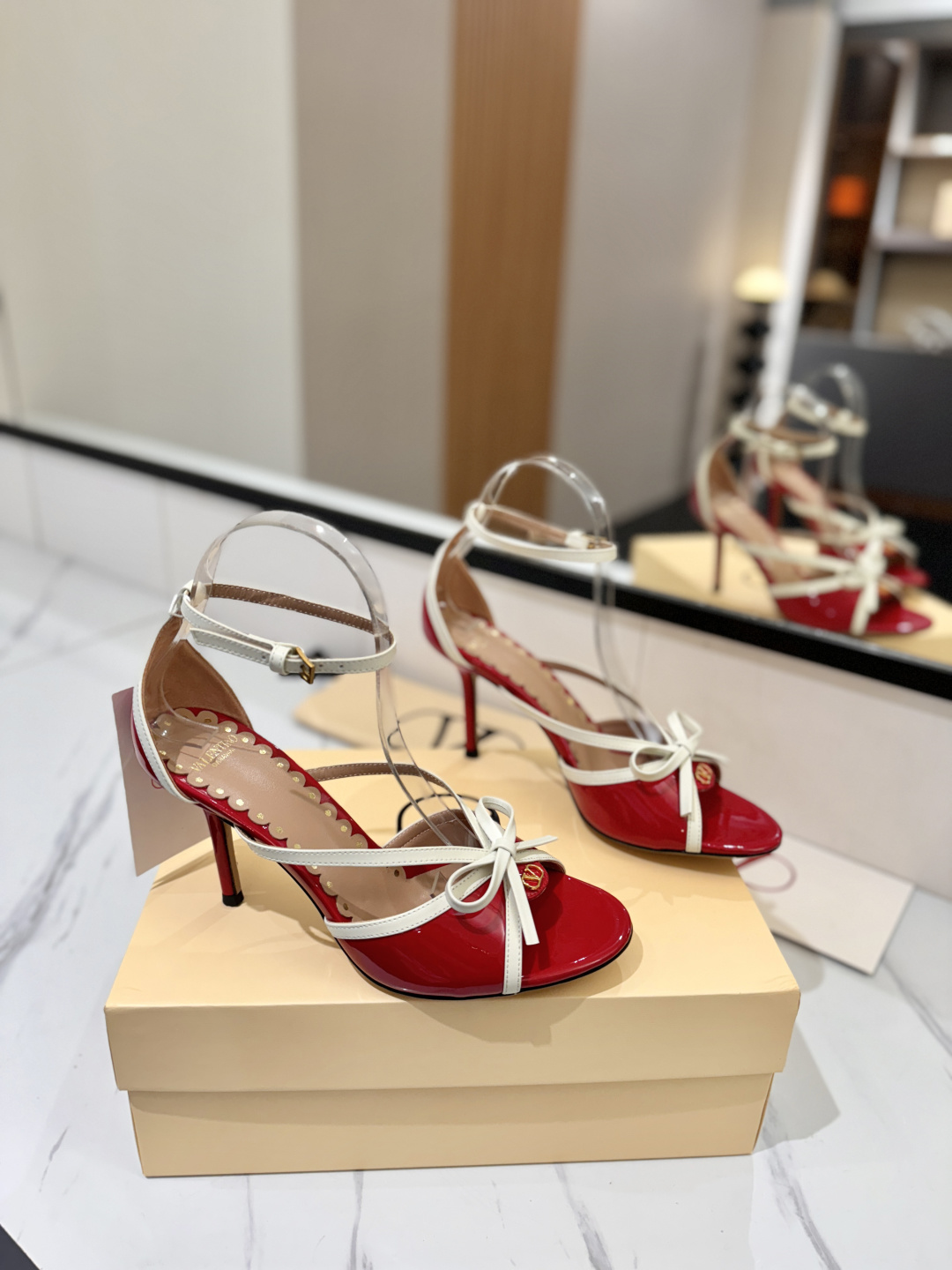 NO:721803,Valentino launches a series of all-bronze V-buckle sandals, bow scallop pattern round-toe V-buckle sandals. The upper foot is very pedicure-like. The key point is that it is very good and easy to control. It does not grind or tire your feet. It is a walking artifact!  Metal VLOGO diamond buckle elements, full of high-end sense!  It suddenly became sweet. The avant-garde VLOGO SIGNATURE shoe series interprets VALENTINO GARAVANI's candid attitude. Valentino Garavani V logo back hollow sandals, equipped with VLogo Signature decoration, bronze gold tone VLogo Signature decoration! Imported patent leather upper, imported sheepskin lining, Italian genuine leather outsole, heel height 8.5cm  Size 35-39 (custom size 40-41-42), sandals, valentino, valentino, sandals, sheepskin, Leather soles19860909Valentino 华伦天奴推出全古铜V扣凉鞋系列,蝴蝶结扇贝图案 圆头V扣凉鞋. 上脚非常修脚型 重点是很好非常好驾驭 不磨脚不累脚 行走神器！ 金属VLOGO钻扣元素,满满的高级感！瞬间甜蜜起来了. 前卫的VLOGO SIGNATURE 鞋履系列,诠释VALENTINO GARAVANI率真态度.Valentino Garavani V标志后空凉鞋,配以VLogo Signature装饰,古铜金色调 VLogo Signature装饰! 鞋面进口漆皮 内里进口羊皮 大底意大利真皮大底 跟高8.5cm 码数35-39（40-41-42订做码数）,凉鞋,valentino,valentino,sandals,sheepskin,Leather soles,Women's Shoes