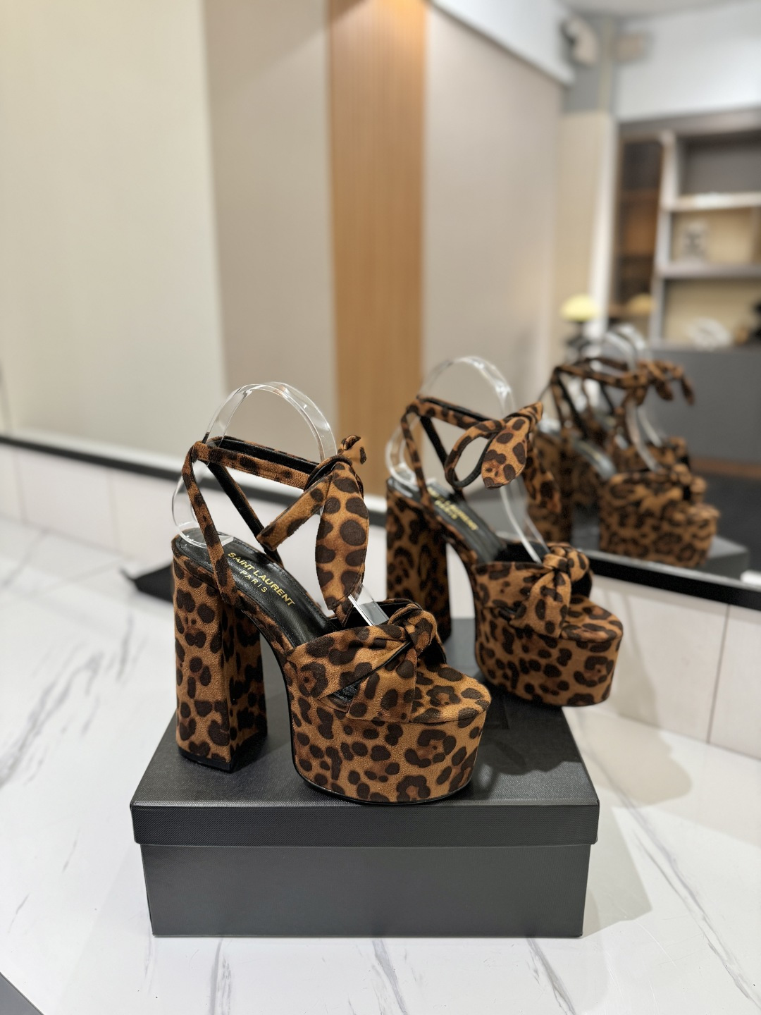 NO:722562,'Saint Laurent' YSL counter's flagship waterproof platform strap sandals are too high. High-end customized top quality. Continuing the family's classic bow design on the upper, simple and elegant, the waterproof platform is super tall and thick heels for women to easily control. The unique rear extended strap design can be tied at will, which can make the shoes exude a sexy sweetheart femininity. The upper is imported grade A cowhide/Sheep leather outsole Italian cowhide outsole Inner/foot pads imported sheepskin Heel height 14cm  size35-40 (41 customized, non-refundable), high heels and sandals, saint laurent, saint laurent, saint laurent, sandals, high heels, cowhide, sheepskin, sheep19860909「Saint Laurent 圣罗兰」YSL专柜主打款防水台恨太高绑带凉鞋.高端定制顶级品质.延续家族经典鞋面蝴蝶结设计,简约大气,防水台超高大粗跟让MM轻松驾驭,特色的后加长绑带设计,任意随心绑,都能让鞋子散发性感甜心女人味. 鞋面进口A级牛皮/羊京皮 大底意大利牛皮大底 内里/脚垫进口羊皮 跟高14cm size35-40（41 订做 不退换）,高跟鞋凉鞋,saint laurent,saint laurent,saint laurent,sandals,high heels,cowhide,sheepskin,sheep,Women's Shoes