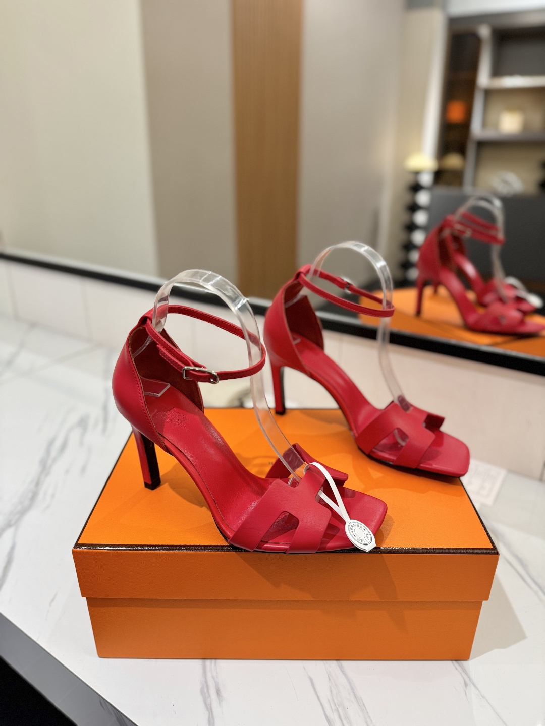 NO:759764,Hermes Hermès H is the most classic, timeless, high-quality pursuit of perfect workmanship details, upper foot comfort of 9cm and easy control. Material imported cowhide. Material lining mixed sheepskin. Material foot pads mixed sheepskin. Material outsole Italian genuine leather. Size 35-40 (34.41.42.43. Customized size), high heels and sandals, hermes, hermes, sandals, high heels, cowhide, sheepskin.19860909Hermes爱马仕H家最经典永不过时高品质追求完美做工细节上脚舒适度9cm轻松驾驭 材质面料进口牛皮 材质内里混种羊皮 材质垫脚混种羊皮 材质大底意大利真皮 码数35-40（34.41.42.43.定做码数）,高跟鞋凉鞋,hermes,hermes,sandals,high heels,cowhide,sheepskin,Women's Shoes