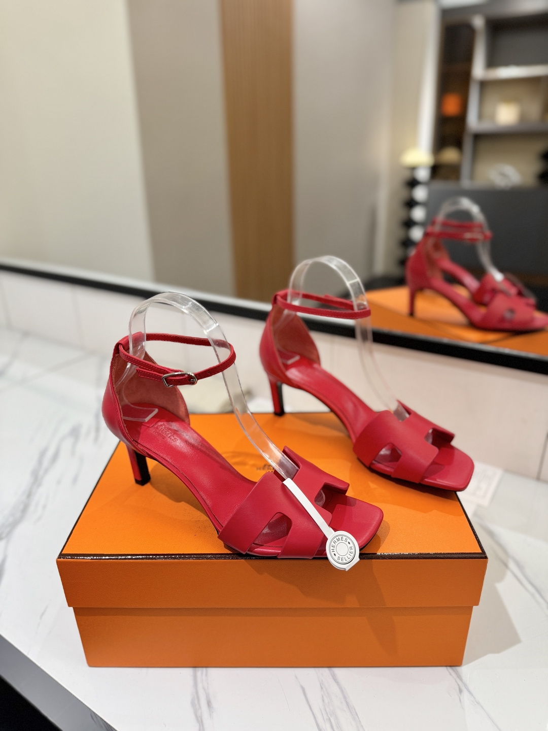 NO:759616,Hermes Hermes H is the most classic, timeless, high-quality pursuit of perfect workmanship details, upper foot comfort of 6.5cm, easy to control, material imported cowhide, material lining, mixed sheepskin, material foot pads, mixed sheepskin, material outsole, Italian genuine leather, code number 35-40 (34.41.42.43. customized code number), high heels and sandals, hermes, hermes, sandals, high heels, cowhide, sheepskin19860909Hermes爱马仕H家最经典永不过时高品质追求完美做工细节上脚舒适度6.5cm轻松驾驭 材质面料进口牛皮 材质内里混种羊皮 材质垫脚混种羊皮 材质大底意大利真皮 码数35-40（34.41.42.43.定做码数）,高跟鞋凉鞋,hermes,hermes,sandals,high heels,cowhide,sheepskin,Women's Shoes