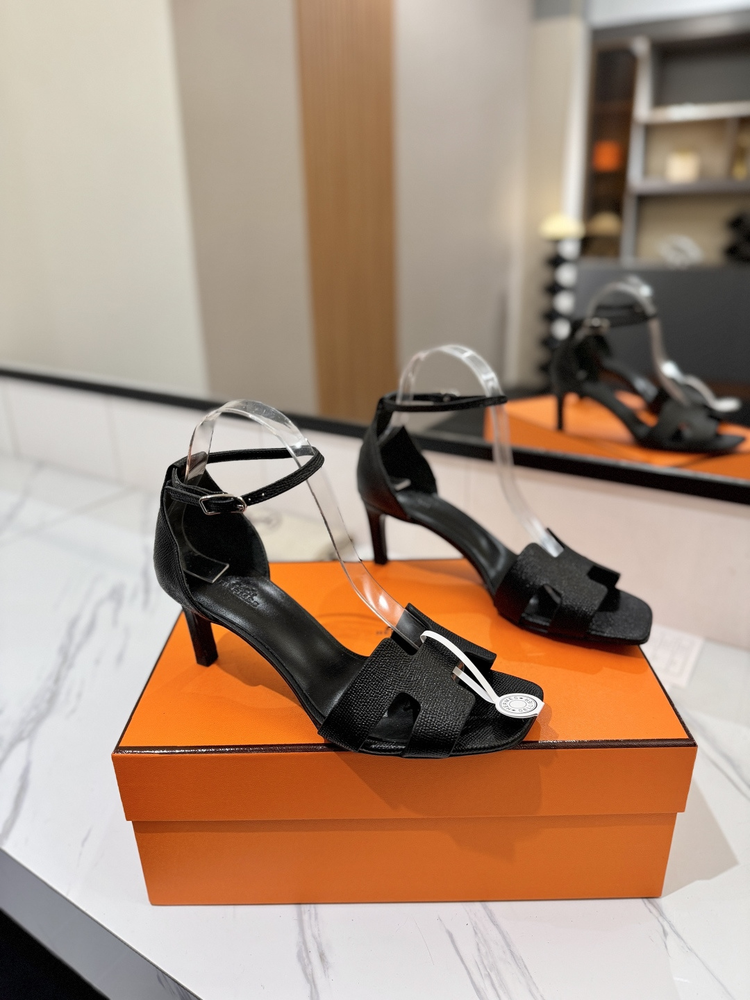 NO:724752,Hermes Hermès H is the most classic, timeless, high-quality pursuit of perfect workmanship details, upper foot comfort of 6.5cm, easy to control, material, palm print cowhide, material, lining mixed sheepskin, material, foot pads, mixed sheepskin, material, outsole, Italian genuine leather, size 35-40 (34.41.42.43. customized size), high heels and sandals, hermes, hermes, sandals, high heels, cowhide, sheepskin19860909Hermes爱马仕H家最经典永不过时高品质追求完美做工细节上脚舒适度6.5cm轻松驾驭 材质面料手掌纹牛皮 材质内里混种羊皮 材质垫脚混种羊皮 材质大底意大利真皮 码数35-40（34.41.42.43.定做码数）,高跟鞋凉鞋,hermes,hermes,sandals,high heels,cowhide,sheepskin,Women's Shoes