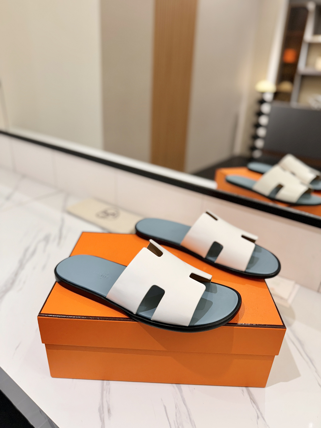 NO:724771,Hermes Hermès H family is the most classic, timeless, high quality, pursuit of perfect workmanship, details of upper foot comfort, easy to control men's slippers, material imported cowhide, material lining mixed sheepskin, material foot pads, mixed sheepskin, material outsole, Italian genuine leather, code number 39-44 (38.45.46 custom code number), slippers, hermes, hermes, slippers, cowhide, sheepskin19860909Hermes爱马仕H家最经典永不过时高品质追求完美做工细节上脚舒适度男士拖鞋轻松驾驭 材质面料进口牛皮 材质内里混种羊皮 材质垫脚混种羊皮 材质大底意大利真皮 码数39-44（38.45.46定做码数）,拖鞋,hermes,hermes,slippers,cowhide,sheepskin,Women's Shoes