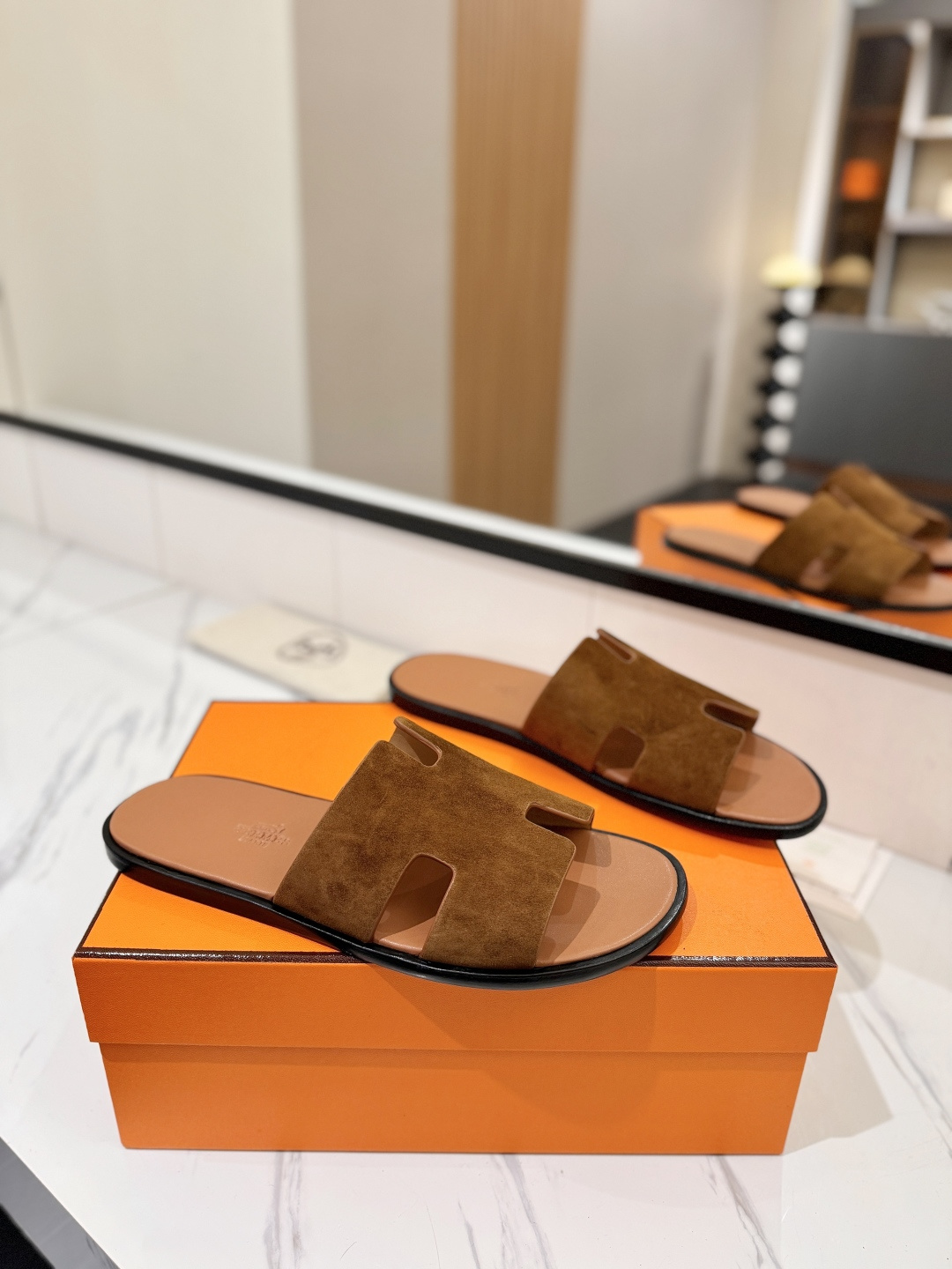 NO:724775,Hermes Hermès H family is the most classic, timeless, high quality, pursuit of perfect workmanship details, comfortable on the feet, easy to control, men's slippers, material imported sheep, material lining, mixed sheepskin, material foot pads, mixed sheepskin, material outsole, Italian genuine leather, code number 39-44 (38.45.46 custom code number), slippers, hermes, hermes, slippers, sheepskin, sheep19860909Hermes爱马仕H家最经典永不过时高品质追求完美做工细节上脚舒适度男士拖鞋轻松驾驭 材质面料进口羊猄 材质内里混种羊皮 材质垫脚混种羊皮 材质大底意大利真皮 码数39-44（38.45.46定做码数）,拖鞋,hermes,hermes,slippers,sheepskin,sheep,Women's Shoes