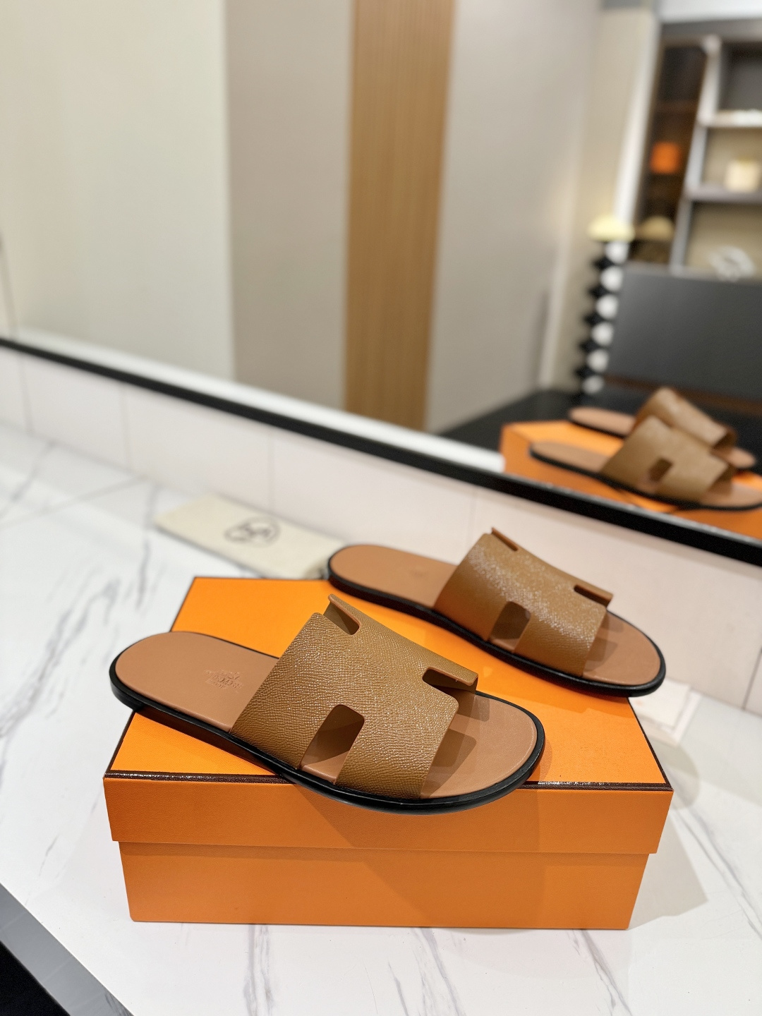 NO:724778,Hermes Hermès H family is the most classic, timeless, high quality, pursuit of perfect workmanship, details of upper foot comfort, easy to control, men's slippers, material, palm print cowhide, material, lining mixed sheepskin, material, foot pads, mixed sheepskin, material, outsole, Italian genuine leather, code number 39-44 (38.45.46 custom code number), slippers, hermes, hermes, slippers, cowhide, sheepskin19860909Hermes爱马仕H家最经典永不过时高品质追求完美做工细节上脚舒适度男士拖鞋轻松驾驭 材质面料手掌纹牛皮 材质内里混种羊皮 材质垫脚混种羊皮 材质大底意大利真皮 码数39-44（38.45.46定做码数）,拖鞋,hermes,hermes,slippers,cowhide,sheepskin,Women's Shoes